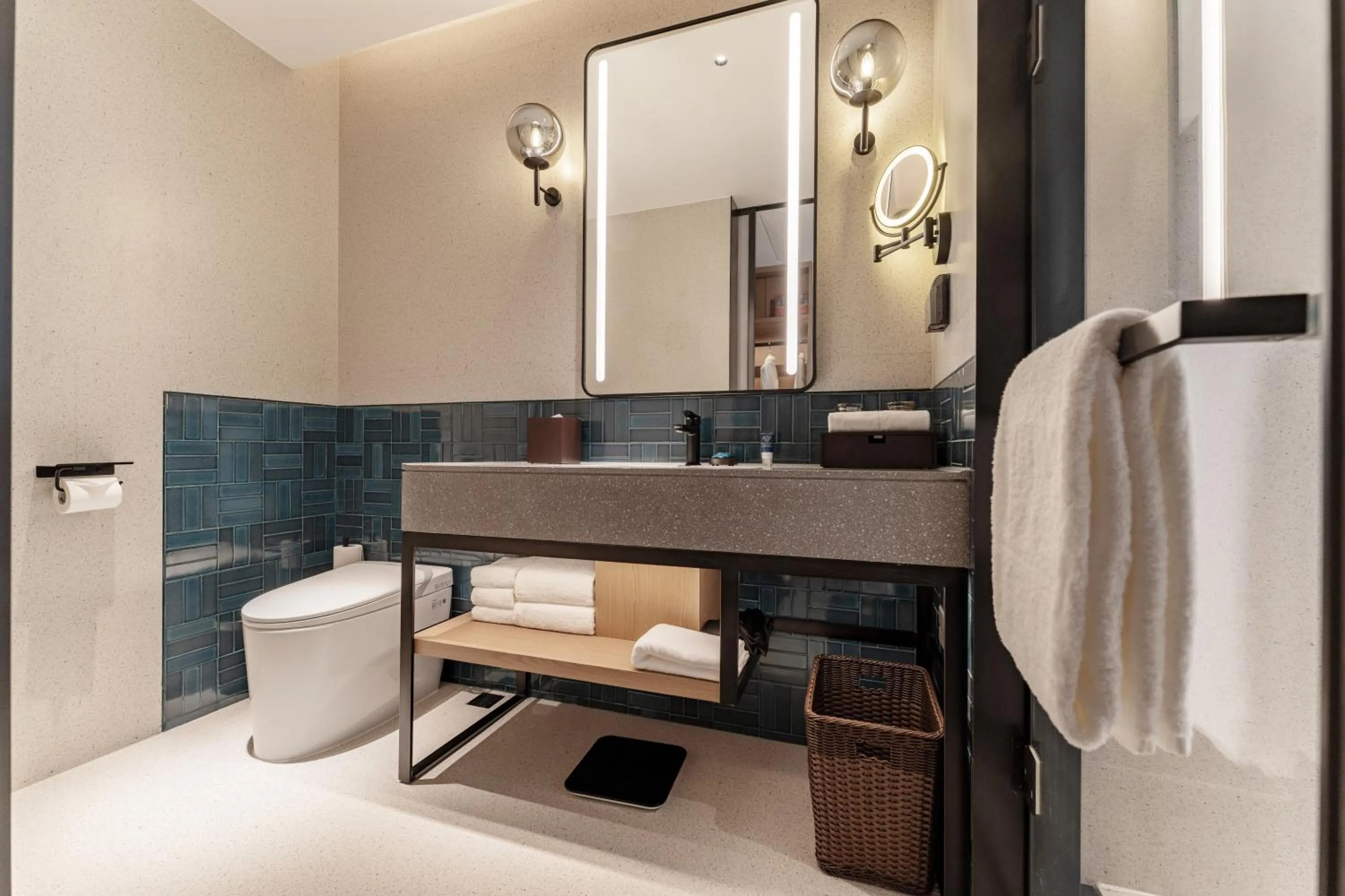 Toilet in Four Points by Sheraton Chongqing
