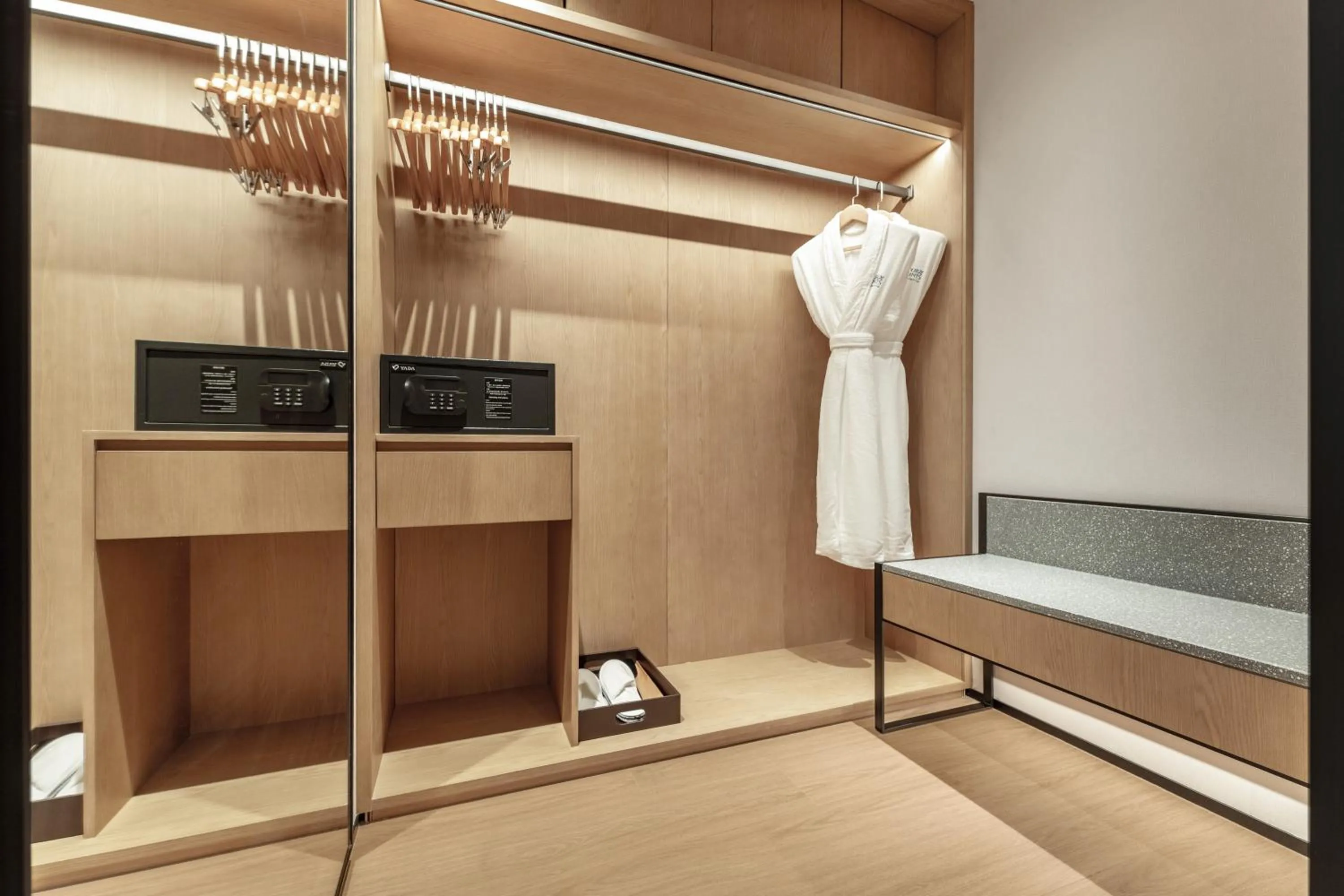 wardrobe in Four Points by Sheraton Chongqing