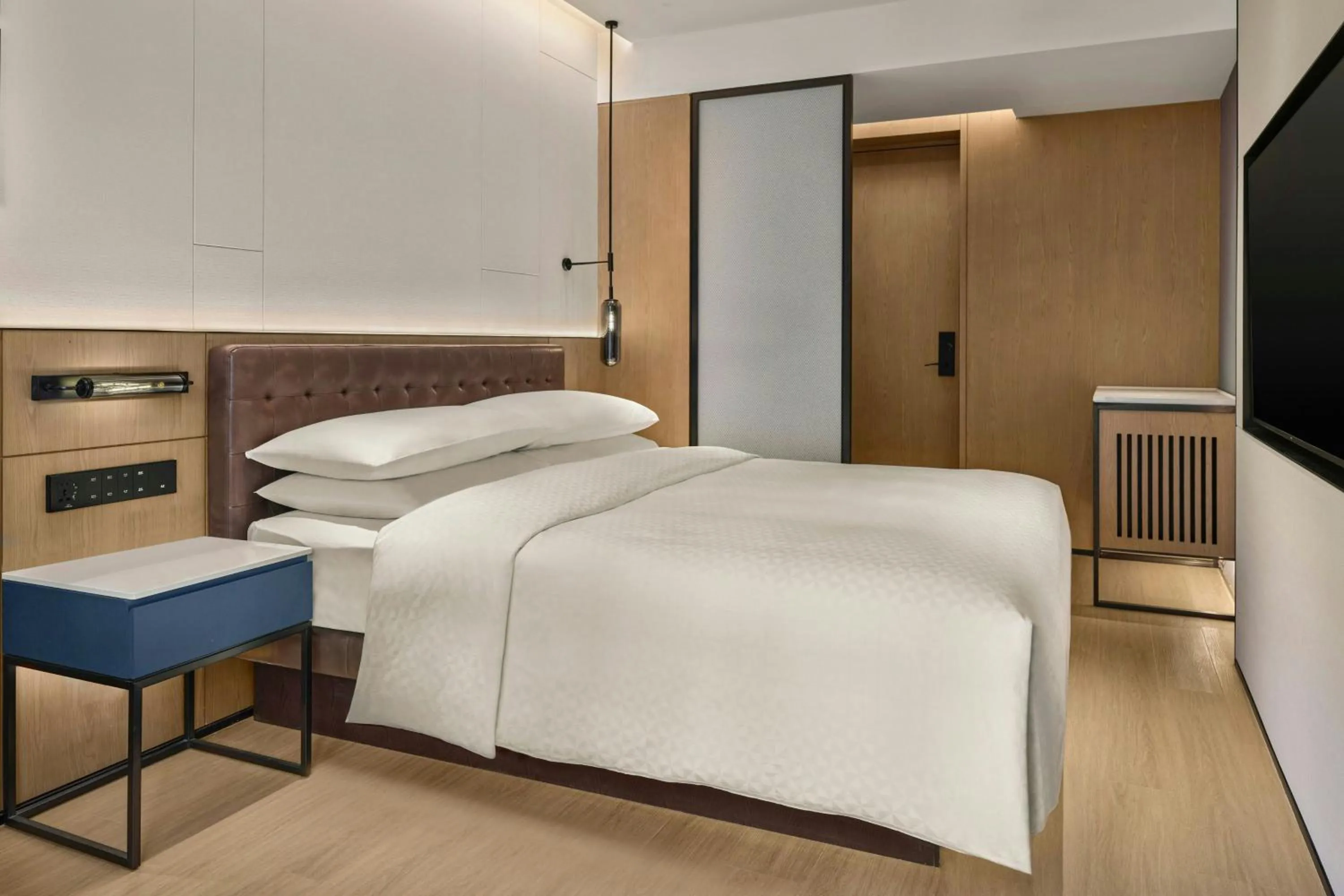 Photo of the whole room, Bed in Four Points by Sheraton Chongqing