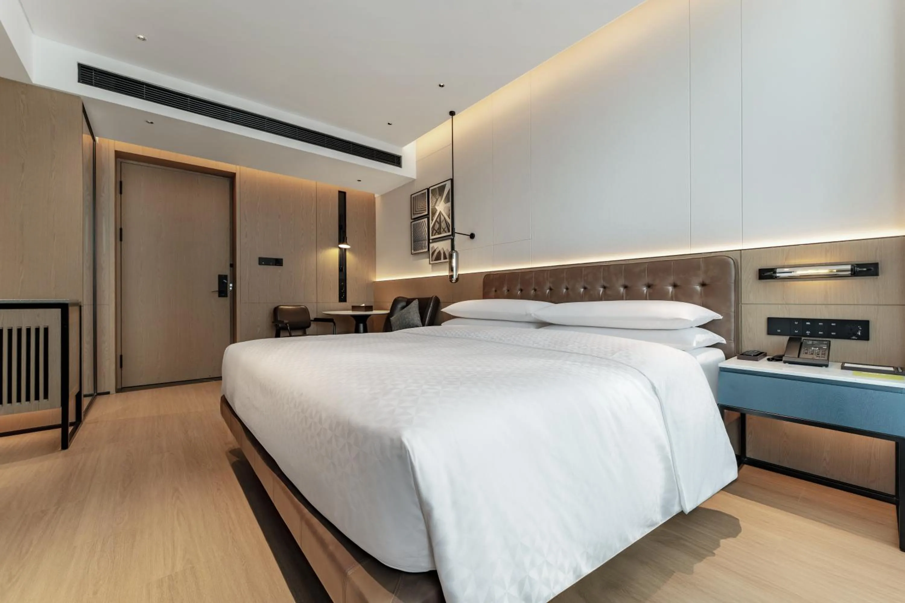 Bed in Four Points by Sheraton Chongqing