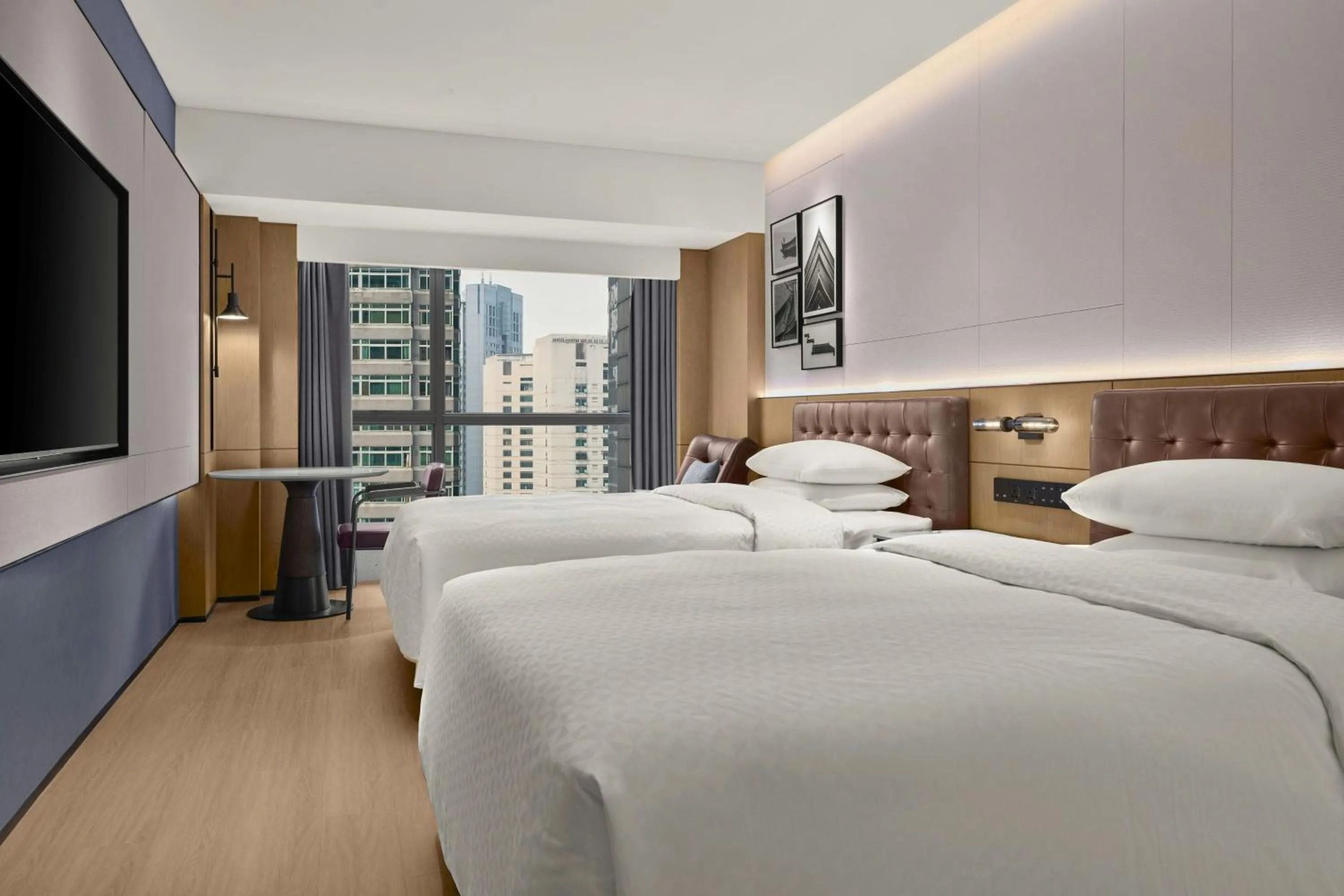 Photo of the whole room, Bed in Four Points by Sheraton Chongqing