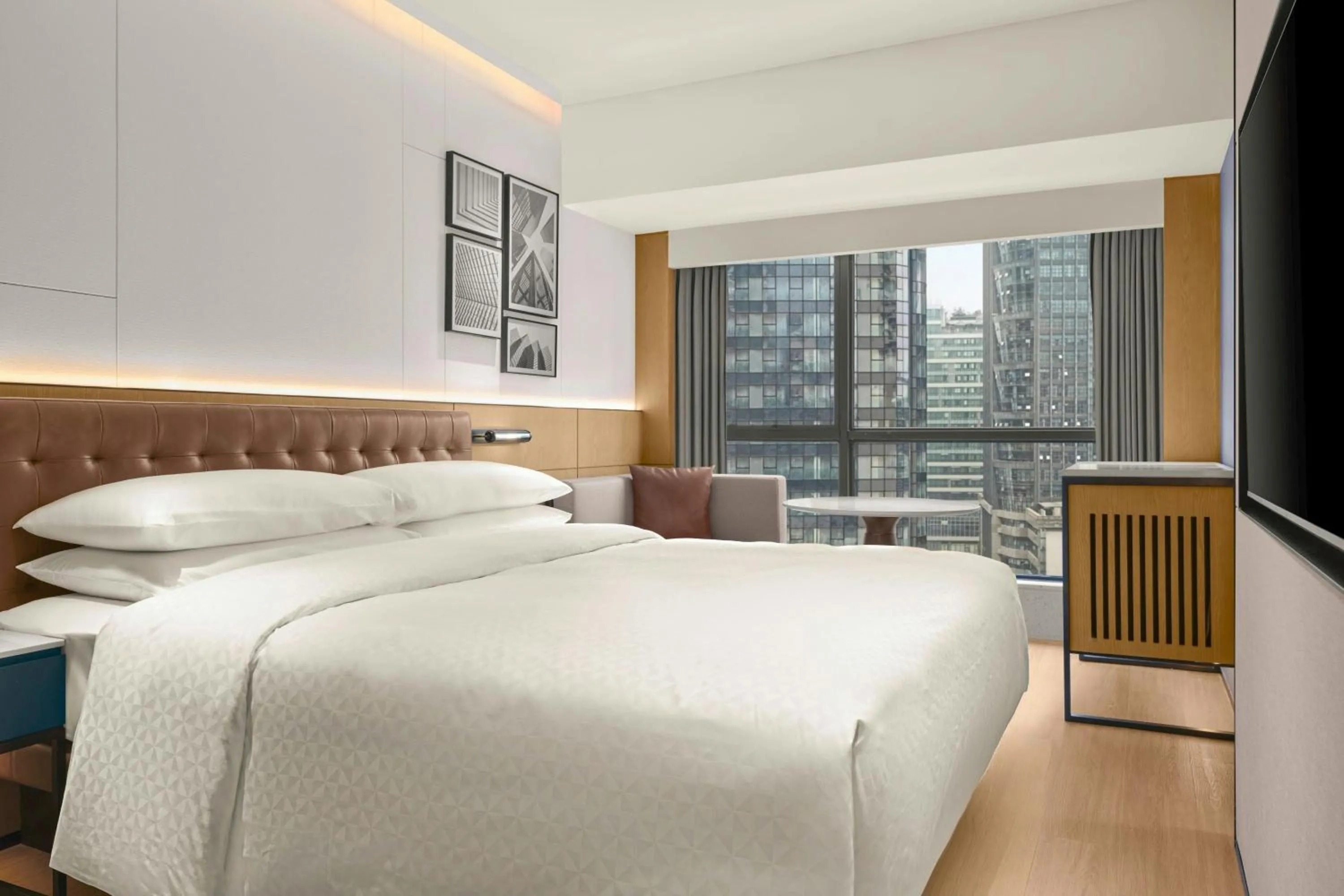 Photo of the whole room, Bed in Four Points by Sheraton Chongqing