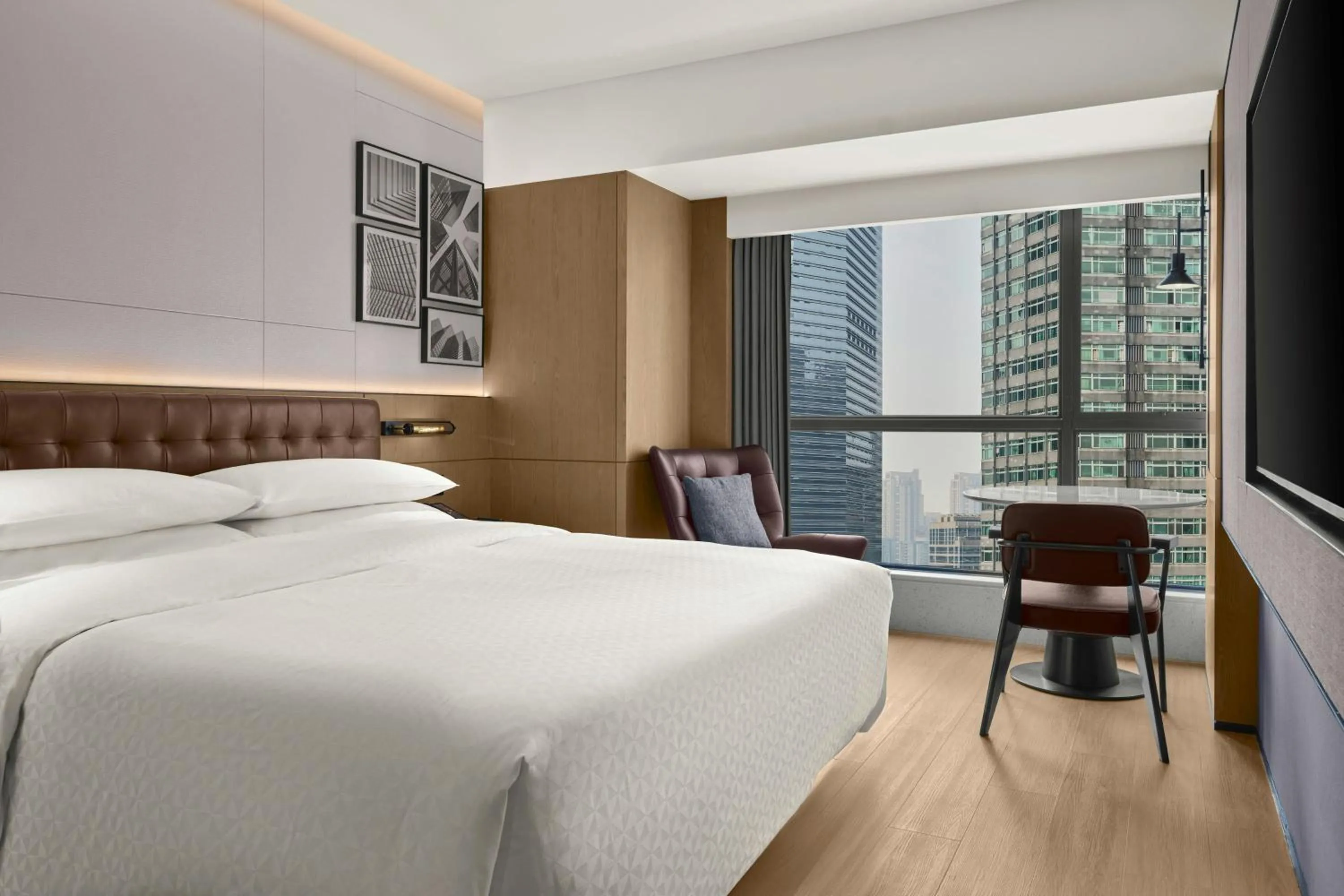 Photo of the whole room, Bed in Four Points by Sheraton Chongqing