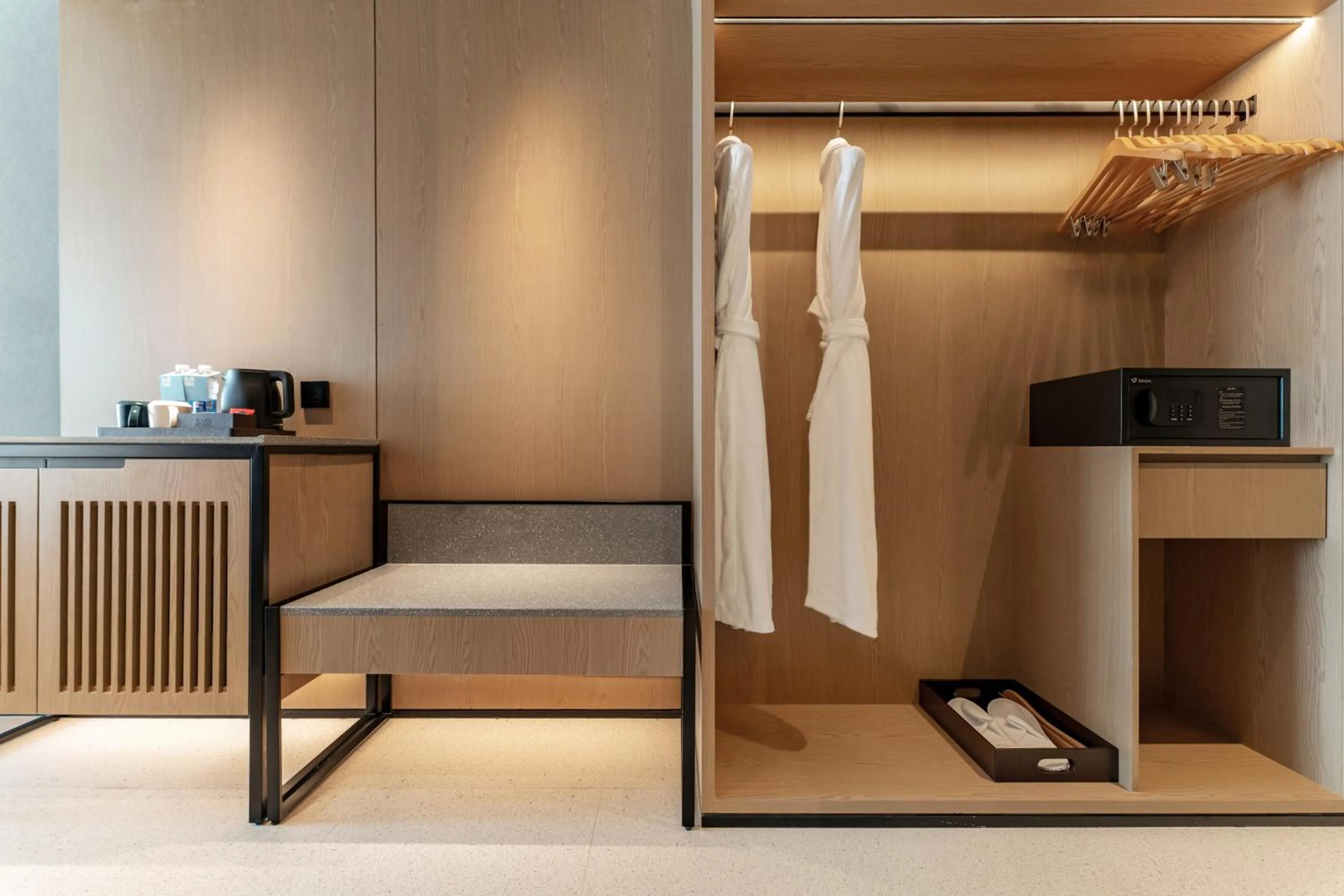 wardrobe in Four Points by Sheraton Chongqing