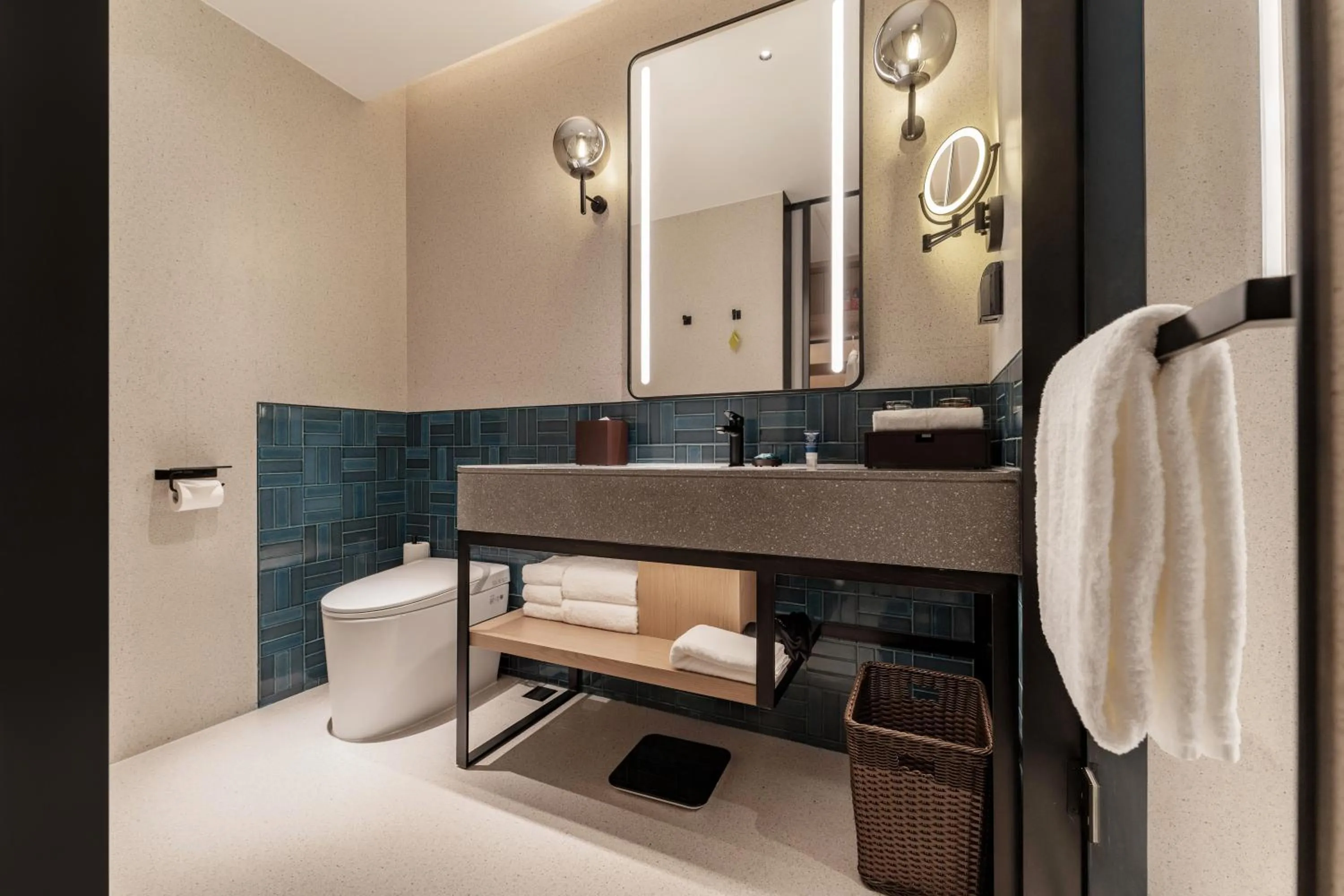 Bathroom, Bed in Four Points by Sheraton Chongqing