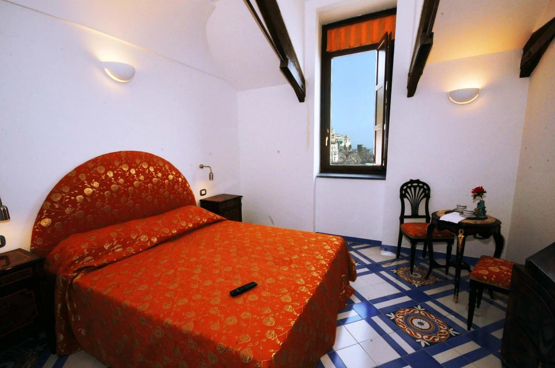 Photo of the whole room, Bed in Hotel Croce Di Amalfi