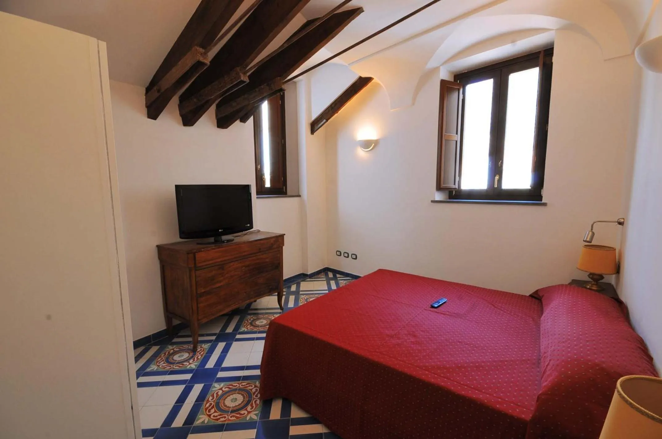 Photo of the whole room, Bed in Hotel Croce Di Amalfi