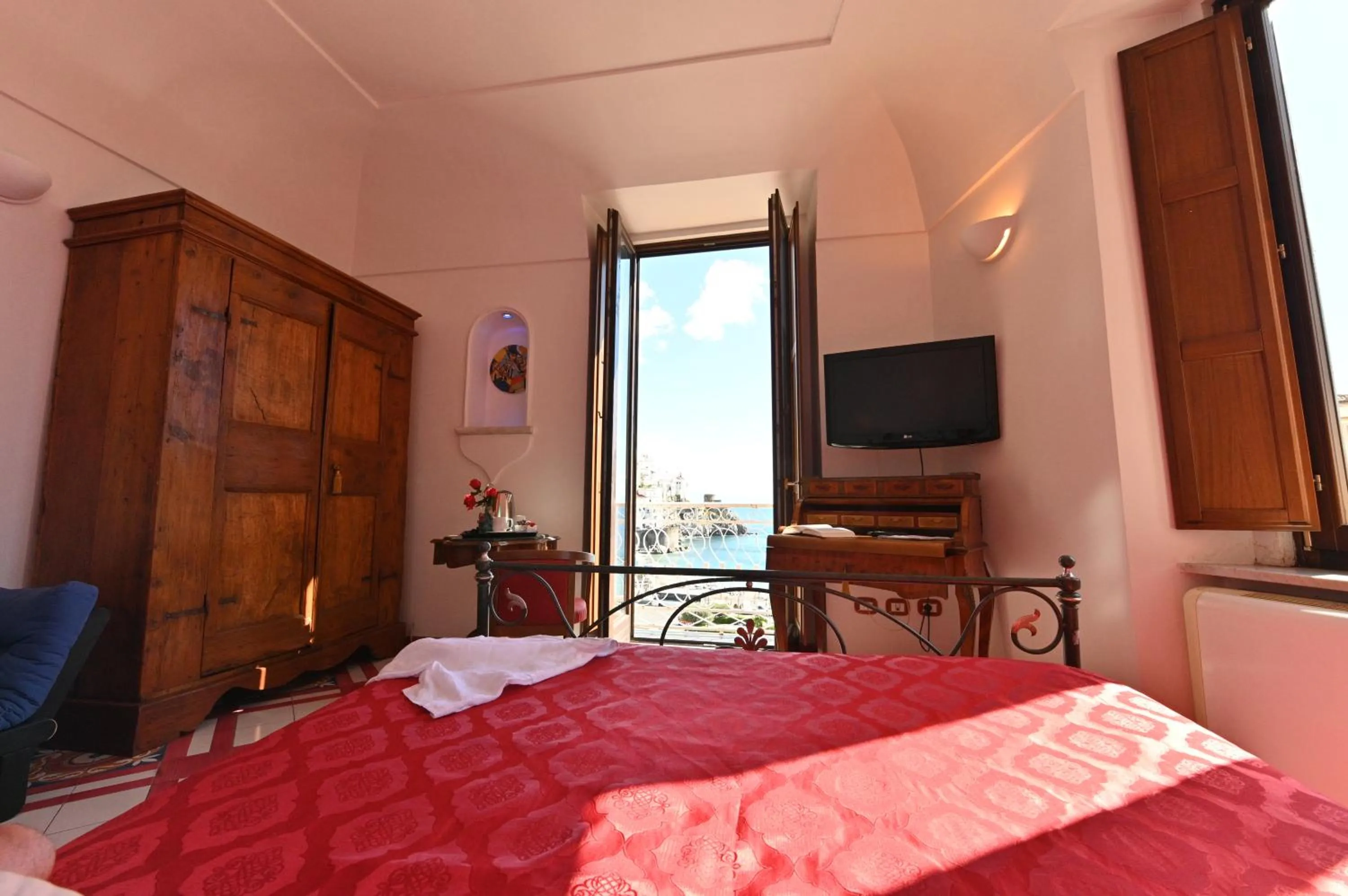 Photo of the whole room, Bed in Hotel Croce Di Amalfi