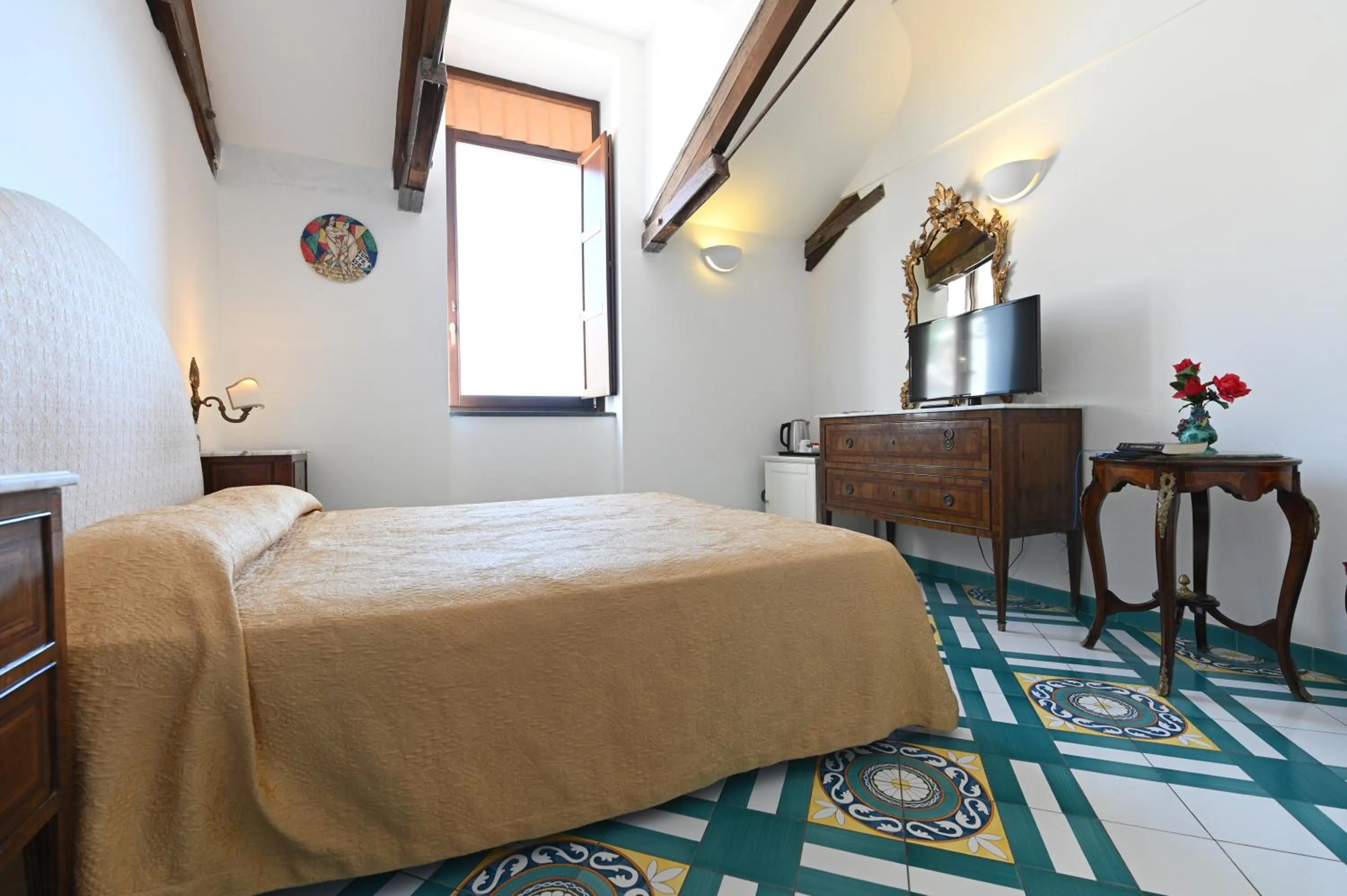 Photo of the whole room, Bed in Hotel Croce Di Amalfi