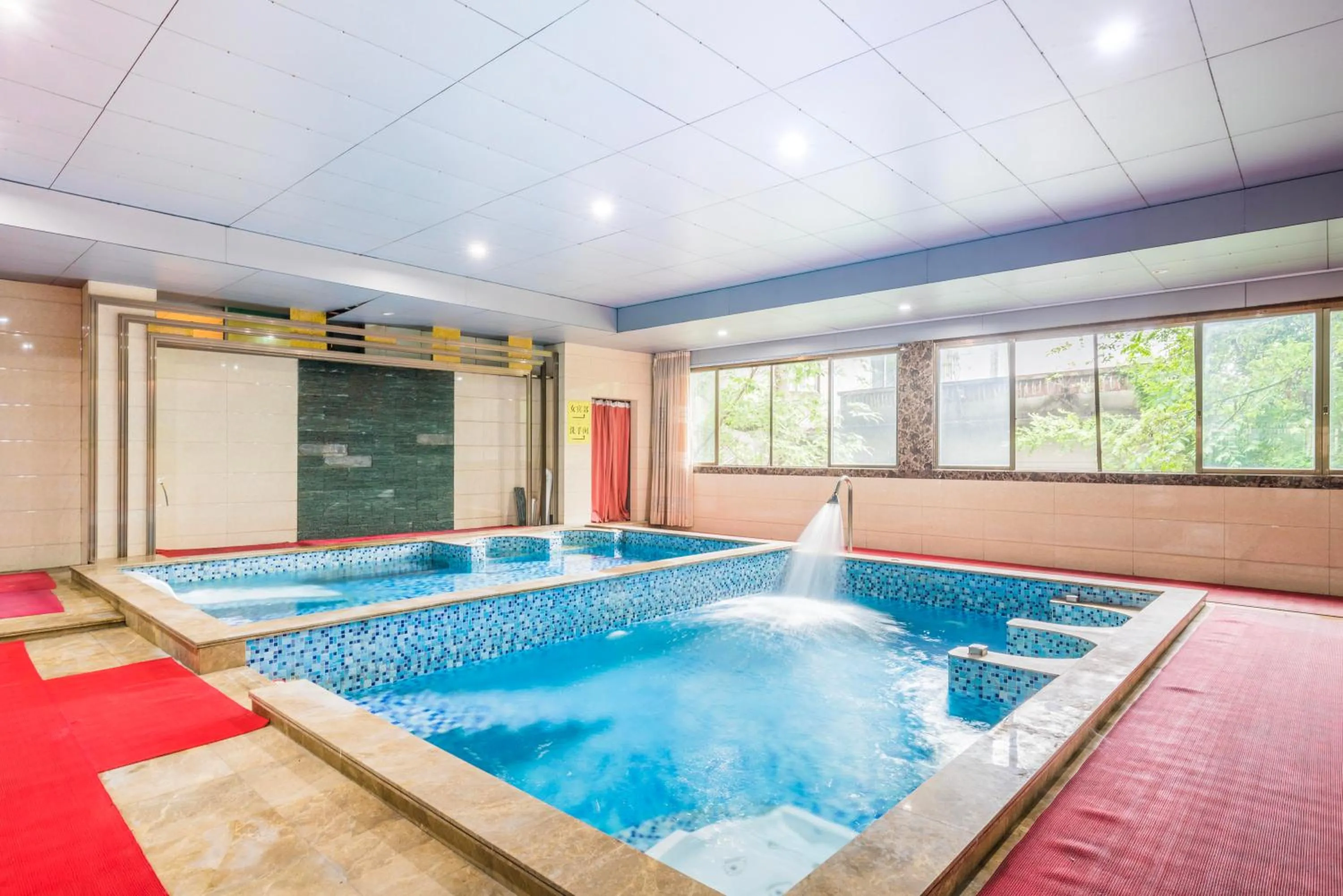 Swimming pool in Shengli Hydrotherapy Vacation Hotel