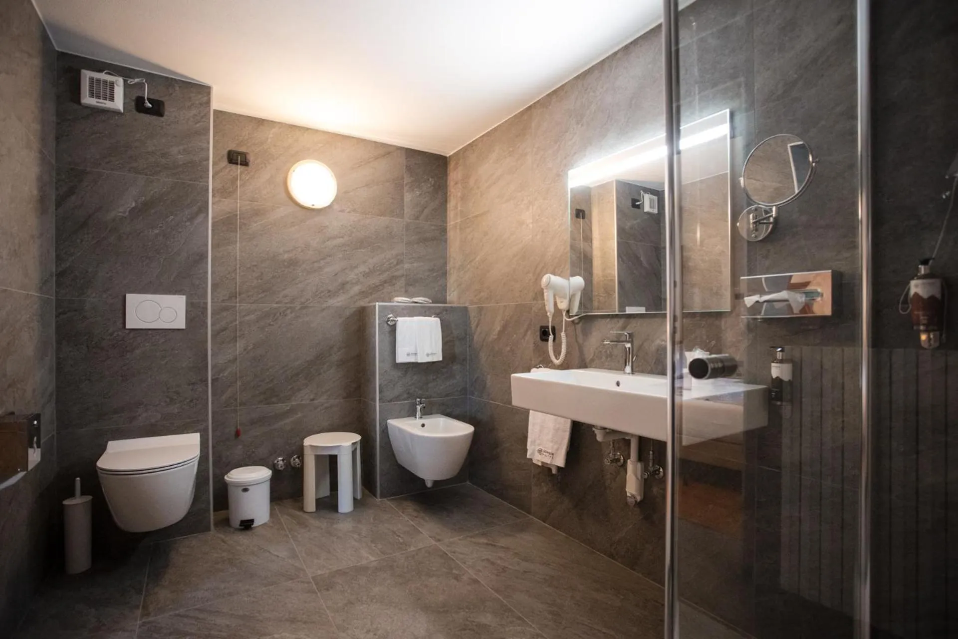 Bathroom in Olimpia Hotel