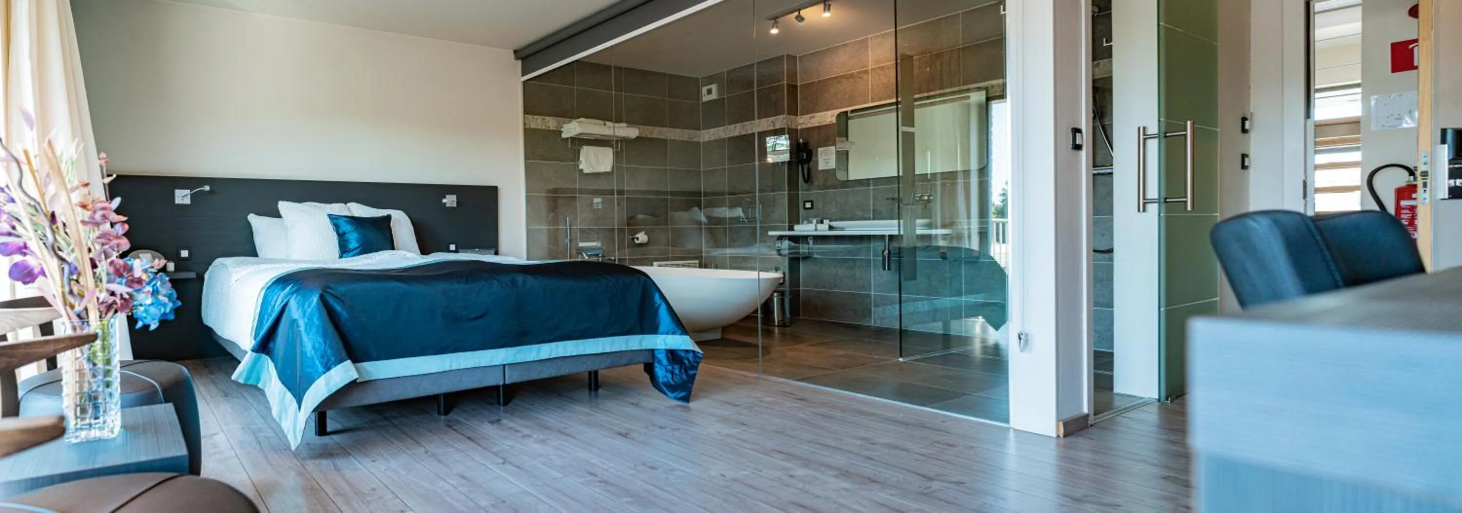 Bathroom, Bed in Abalona Hotel & Apartments