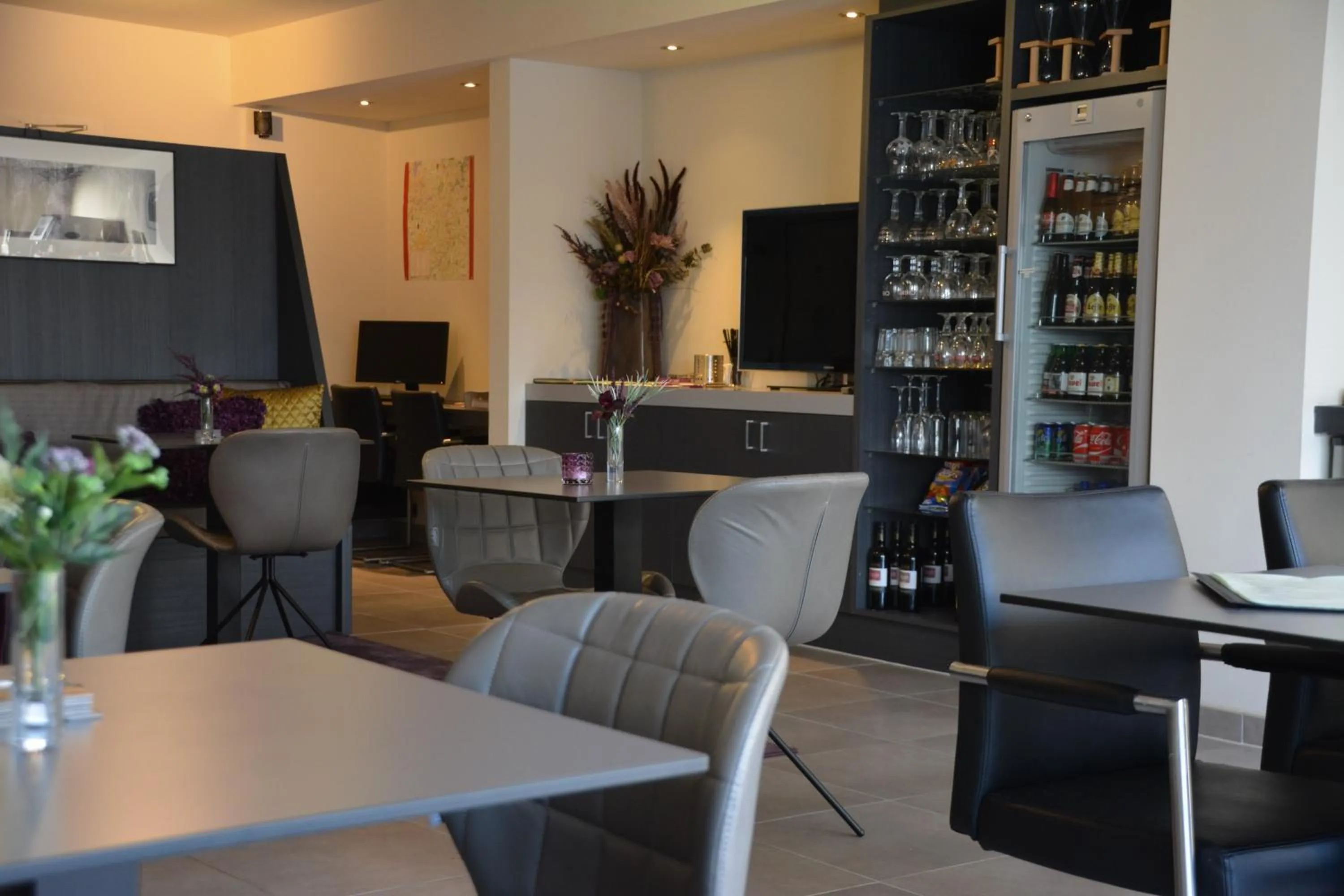 Communal lounge/ TV room in Abalona Hotel & Apartments