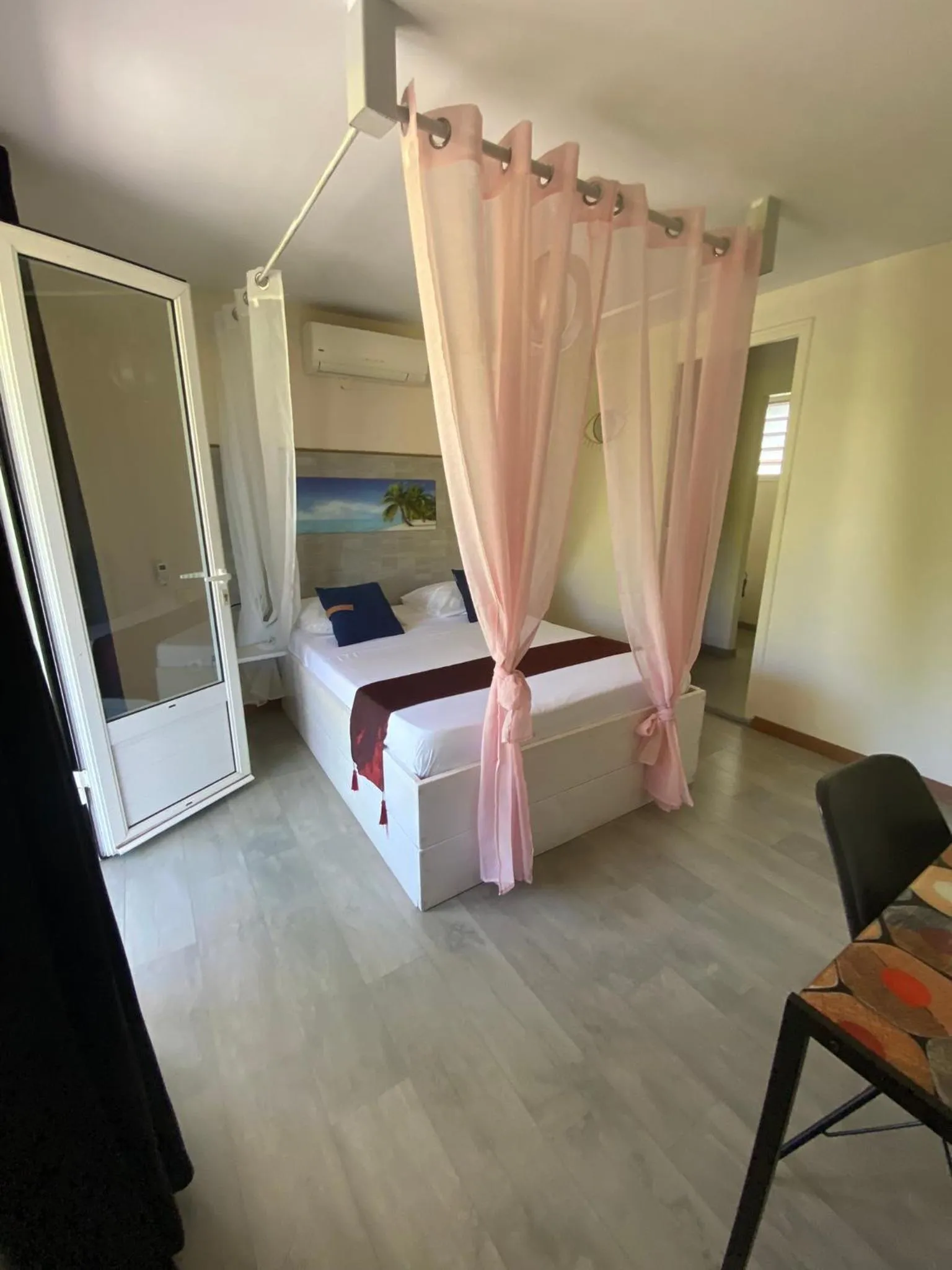 Bed in Hôtel Le Soleil Couchant