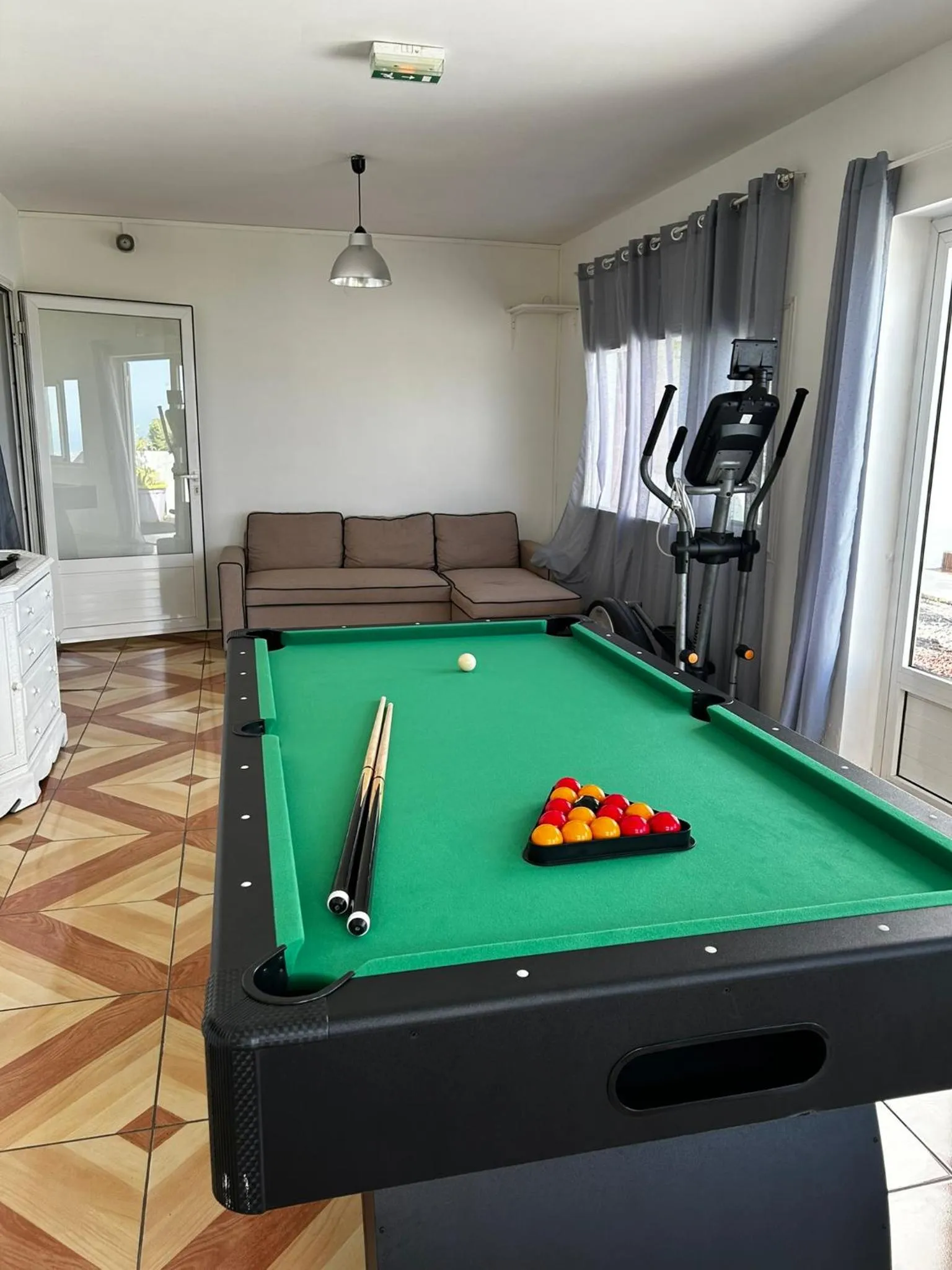 Billiard in Hôtel Le Soleil Couchant