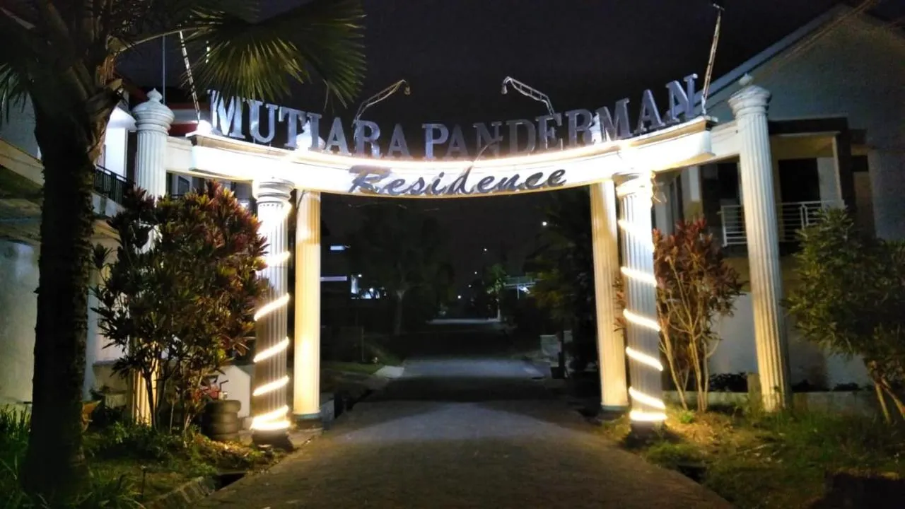 Facade/entrance in Villa Batu Safir
