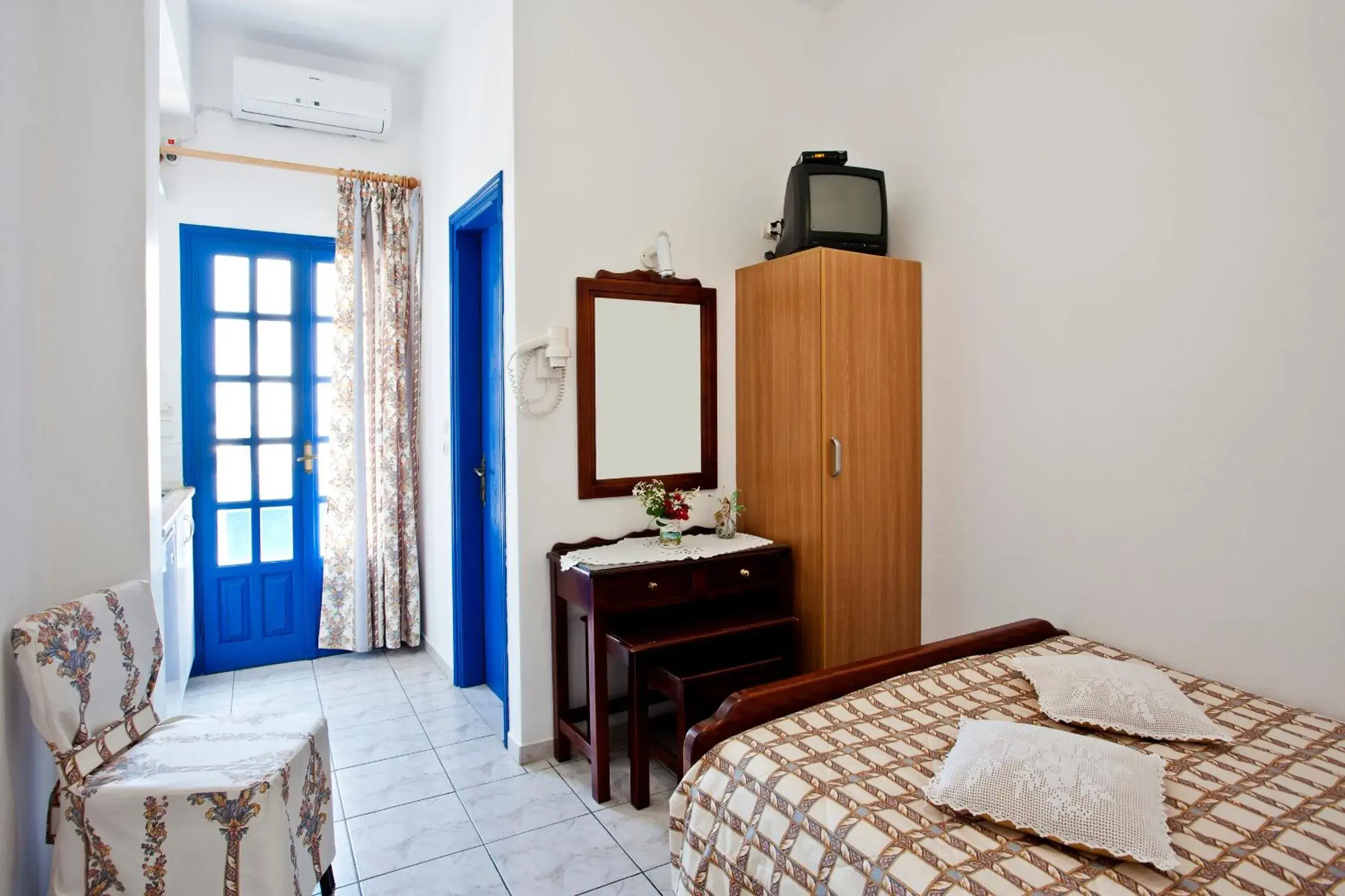 Photo of the whole room, Bed in Ancient Thera Studios Photo of the whole room, Bed in Ancient Thera Studios