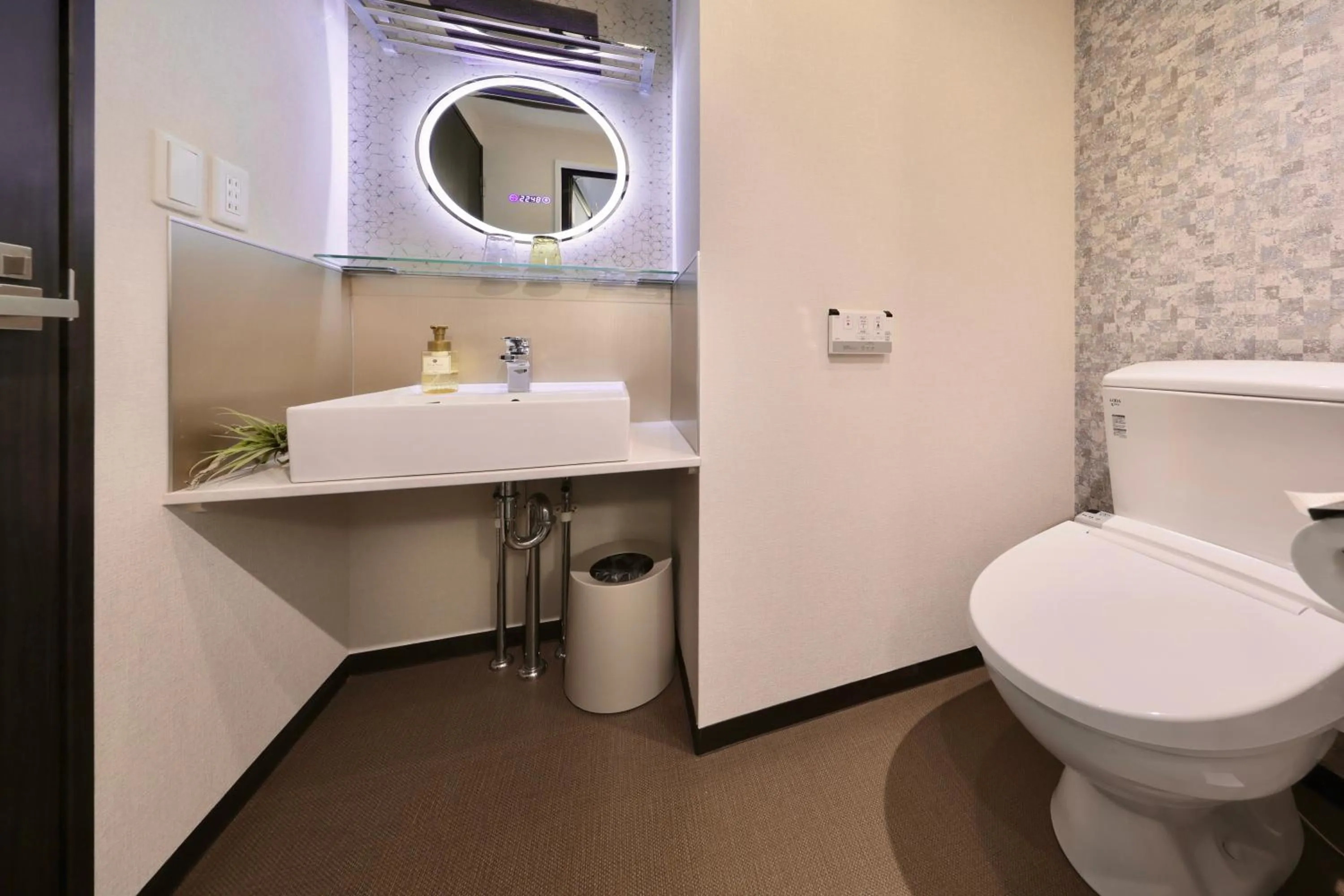 Toilet in Kuromon Crystal Hotel