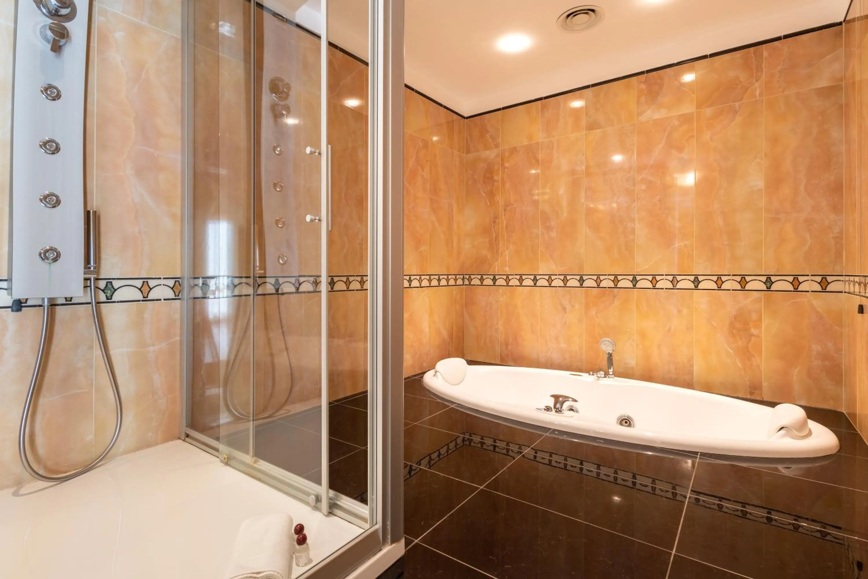 Hot Tub in Hotel Borgo Don Chisciotte