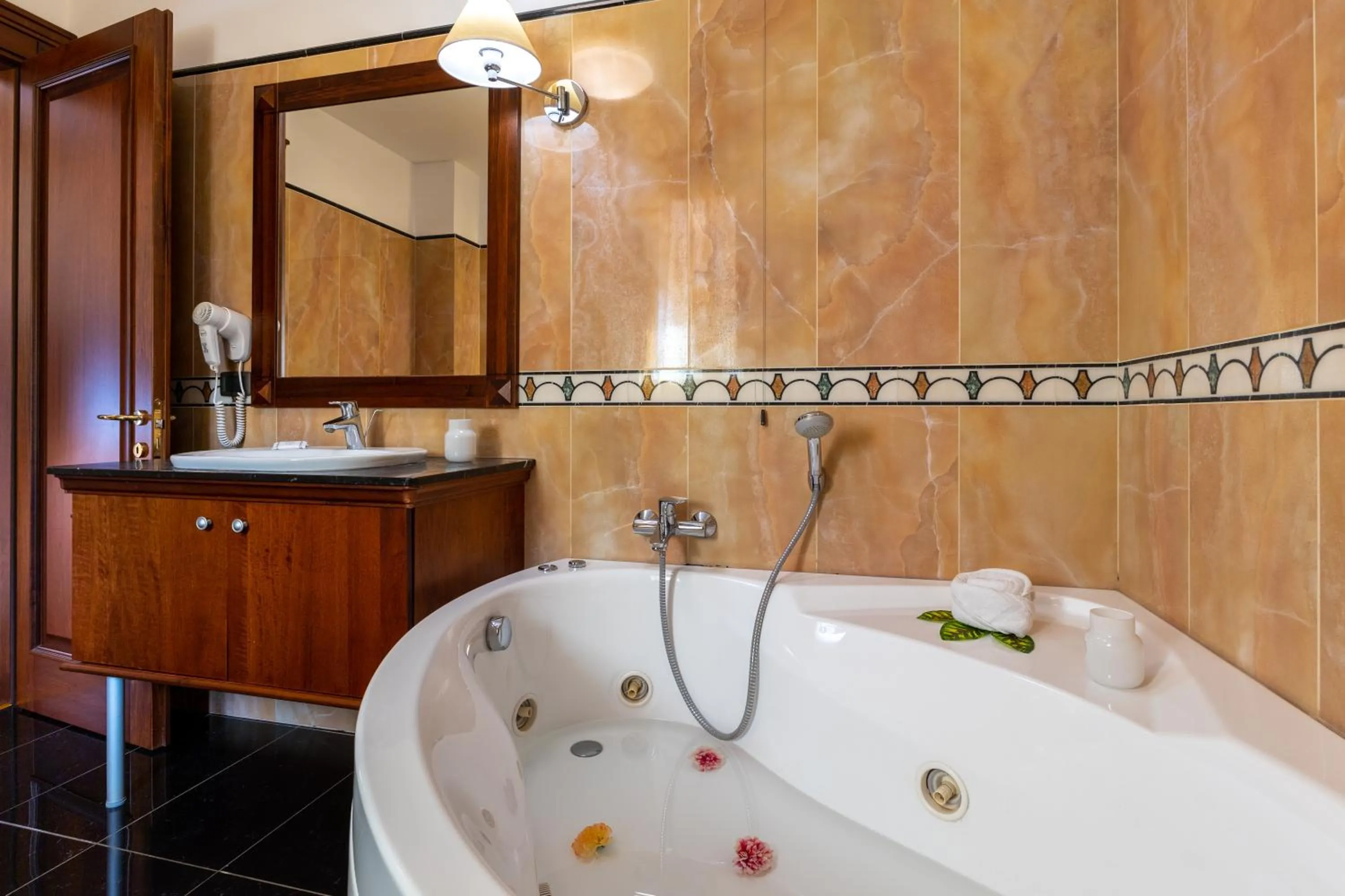 Hot Tub in Hotel Borgo Don Chisciotte