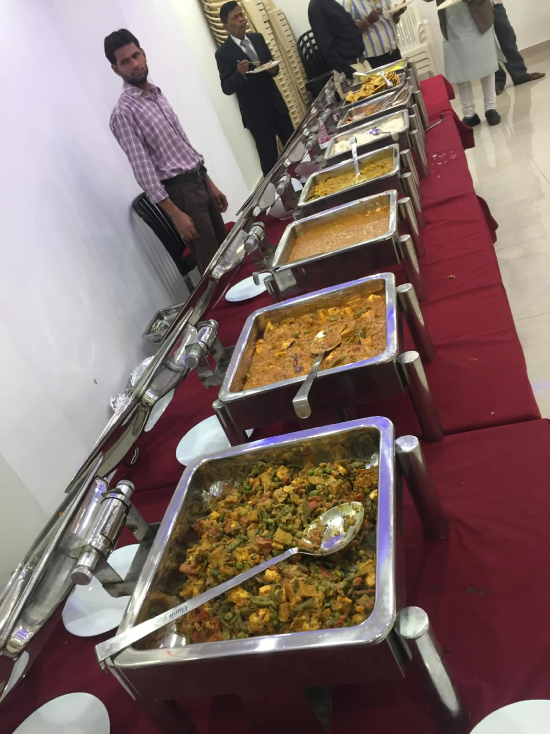 Restaurant/places to eat in Hotel Rajshree