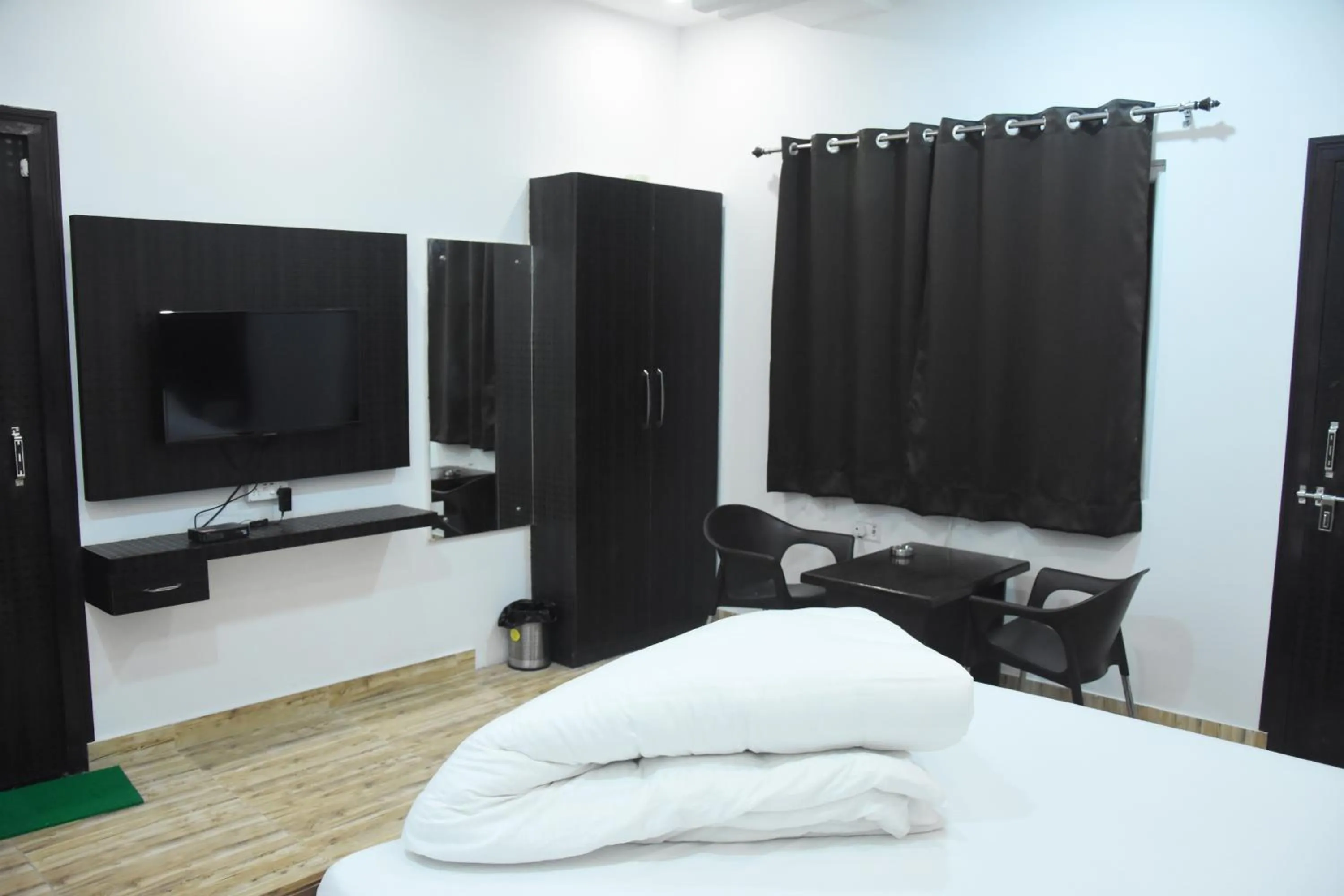 TV and multimedia, Bed in Hotel Rajshree