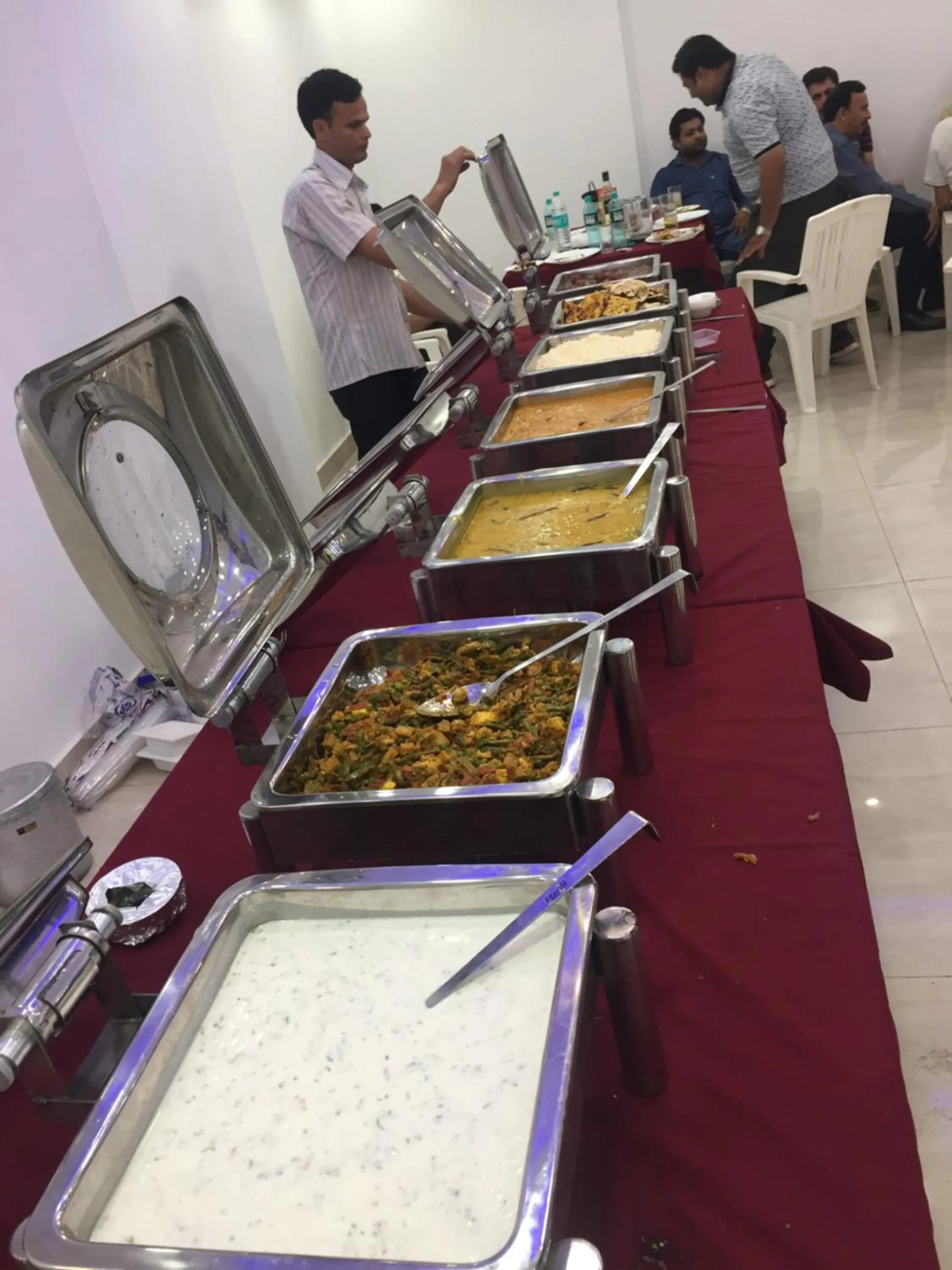 Restaurant/places to eat in Hotel Rajshree