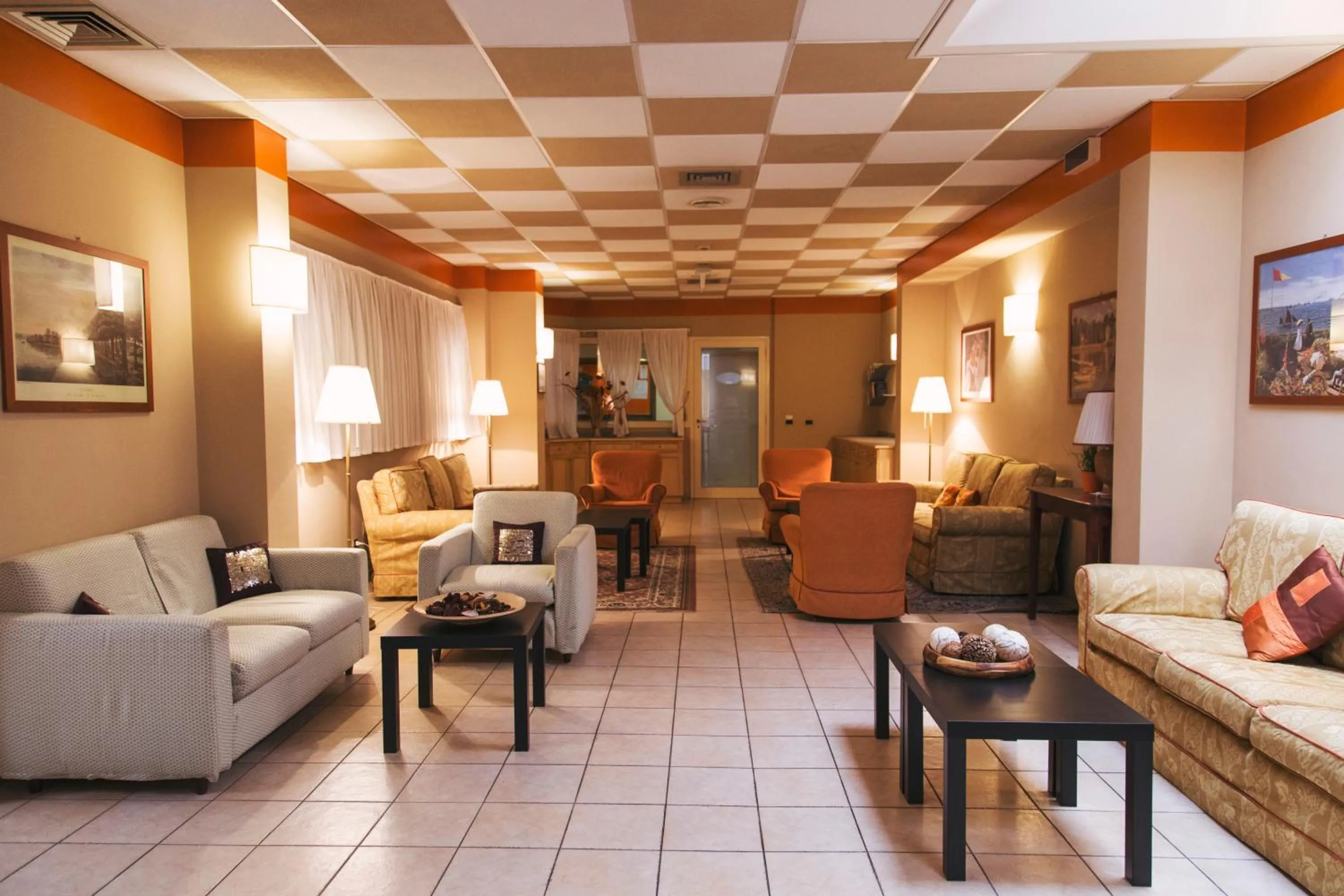 Communal lounge/ TV room, Seating Area in Hotel Clementi