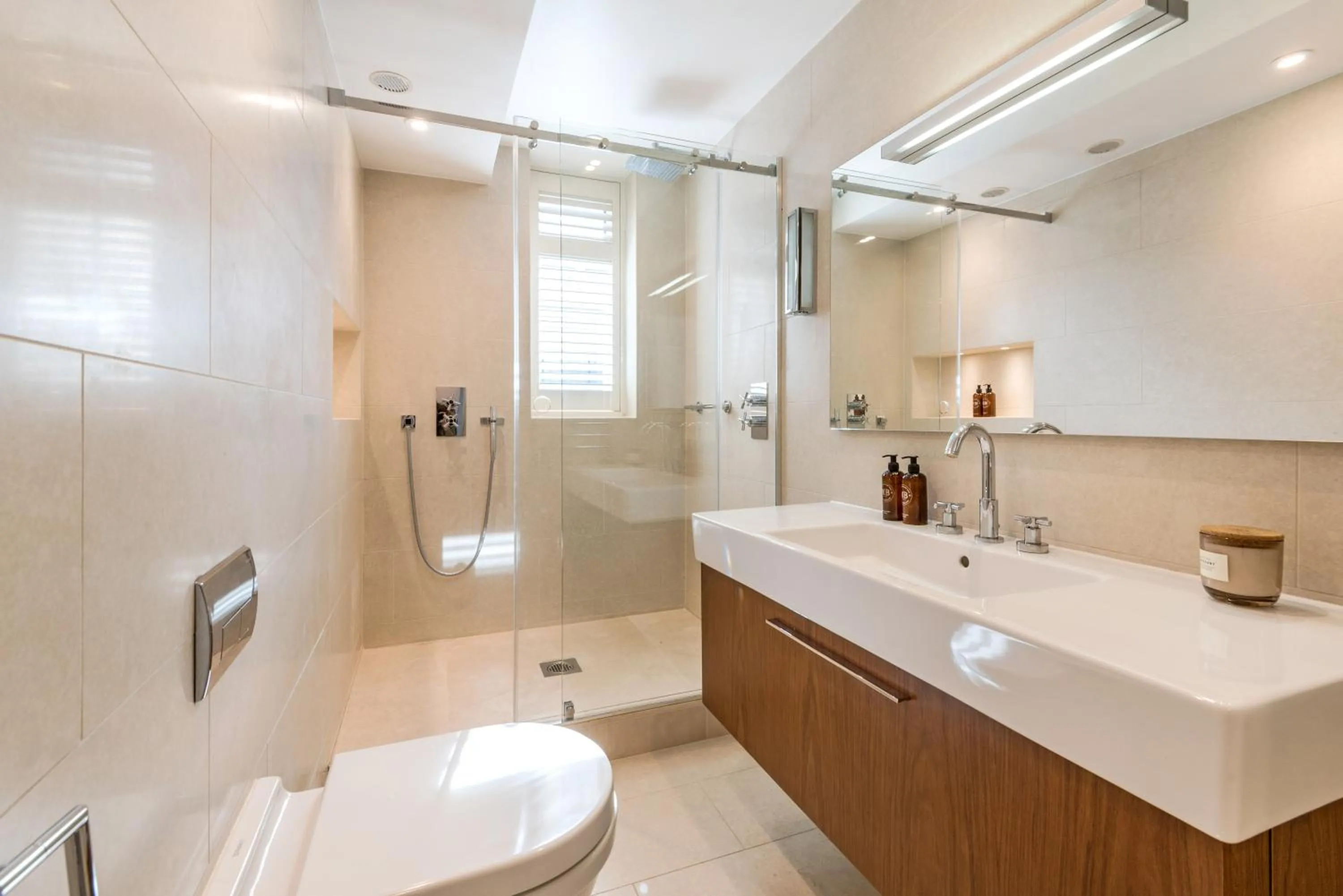 Shower in Buckingham & Lloyds