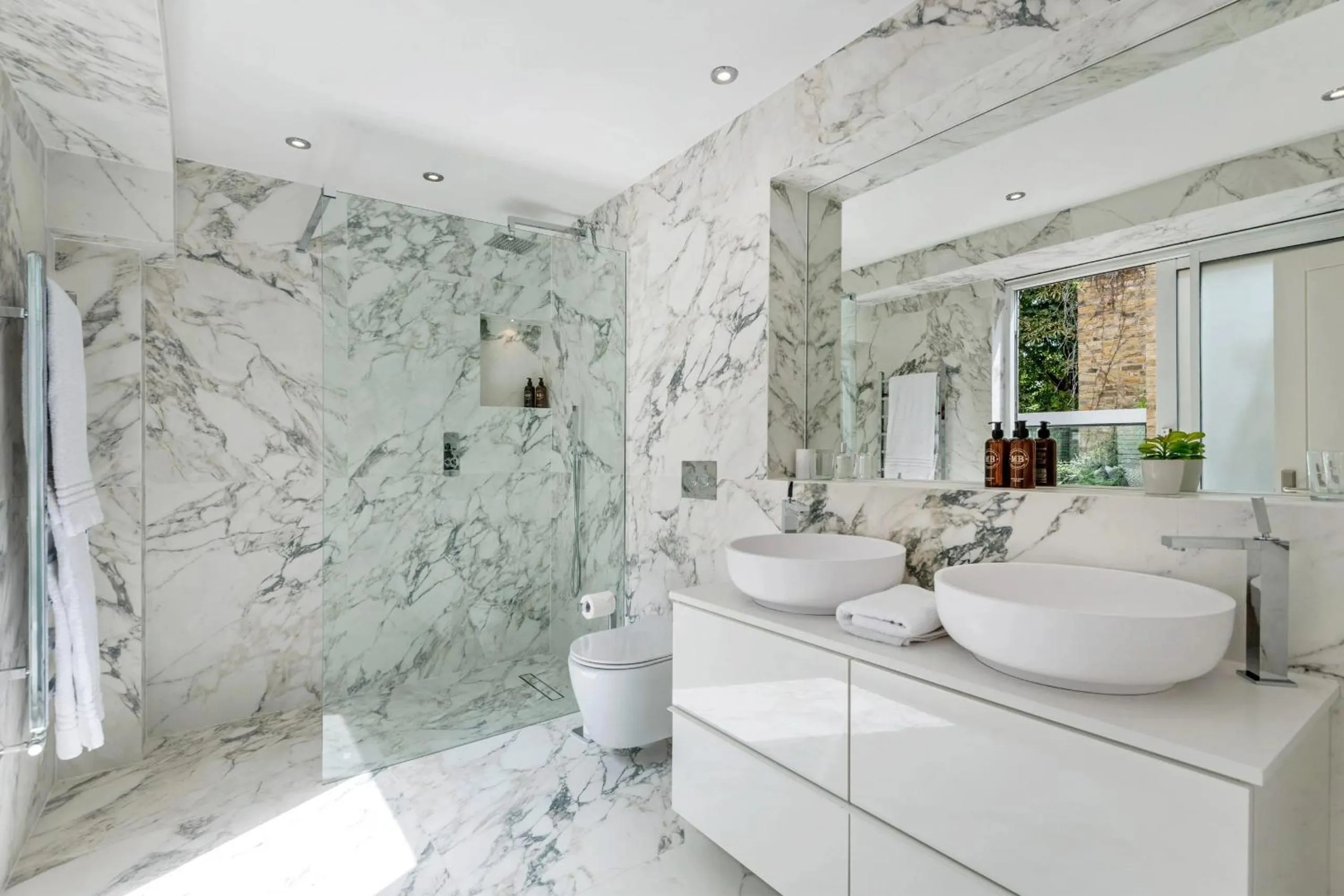 Shower in Buckingham & Lloyds