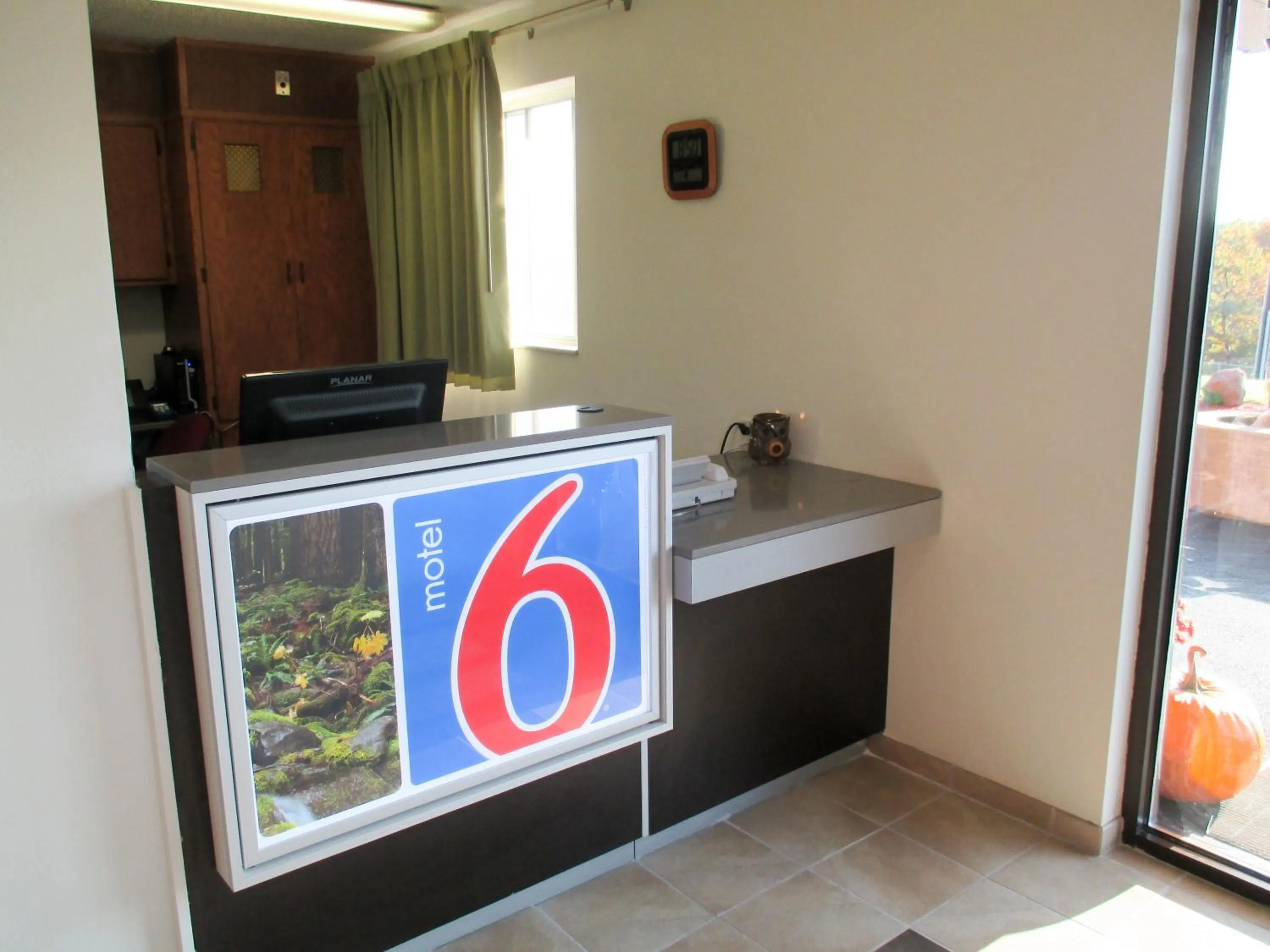 Lobby or reception in Motel 6-Drums