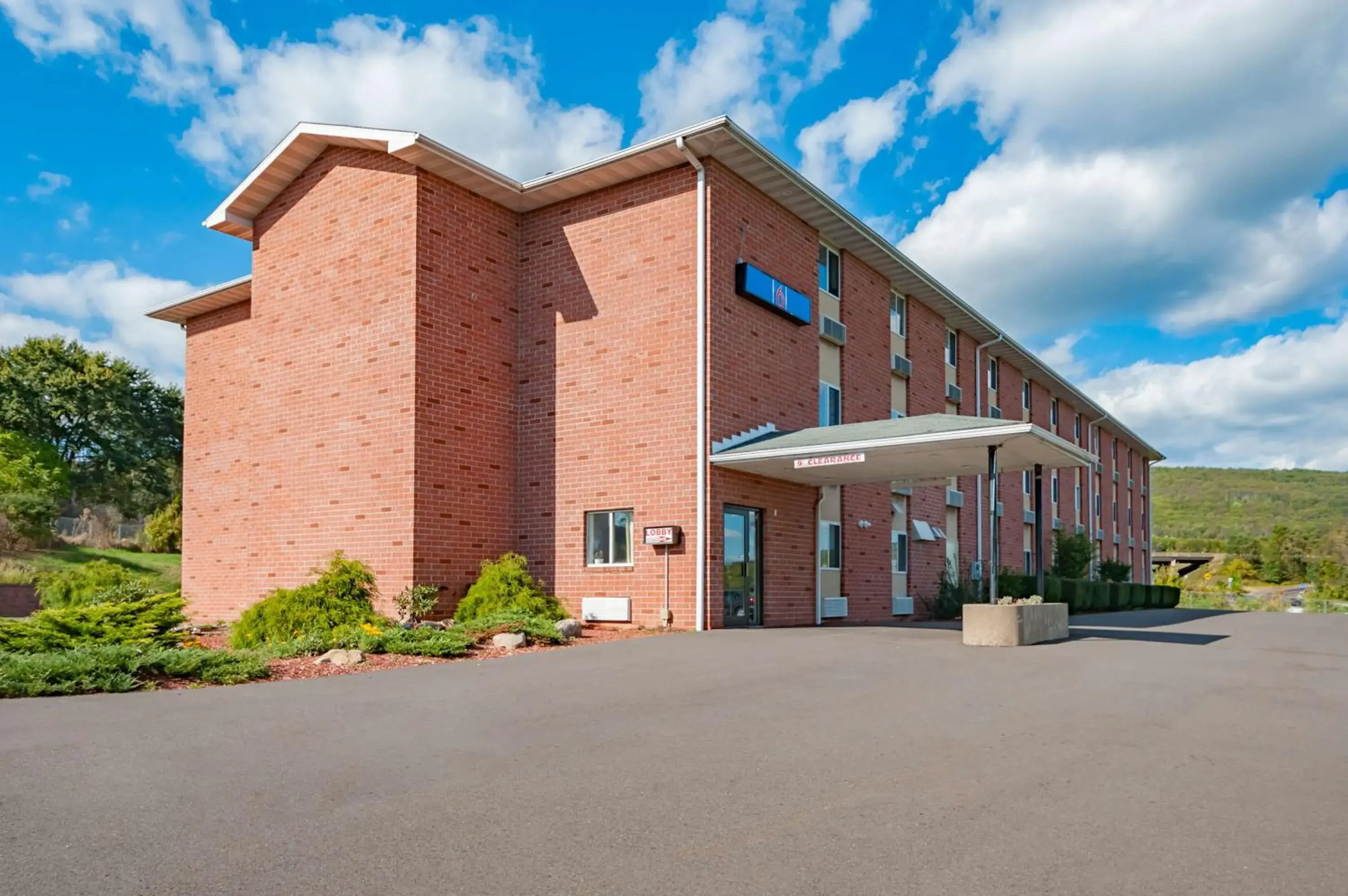 Property building in Motel 6-Drums Property building in Motel 6-Drums