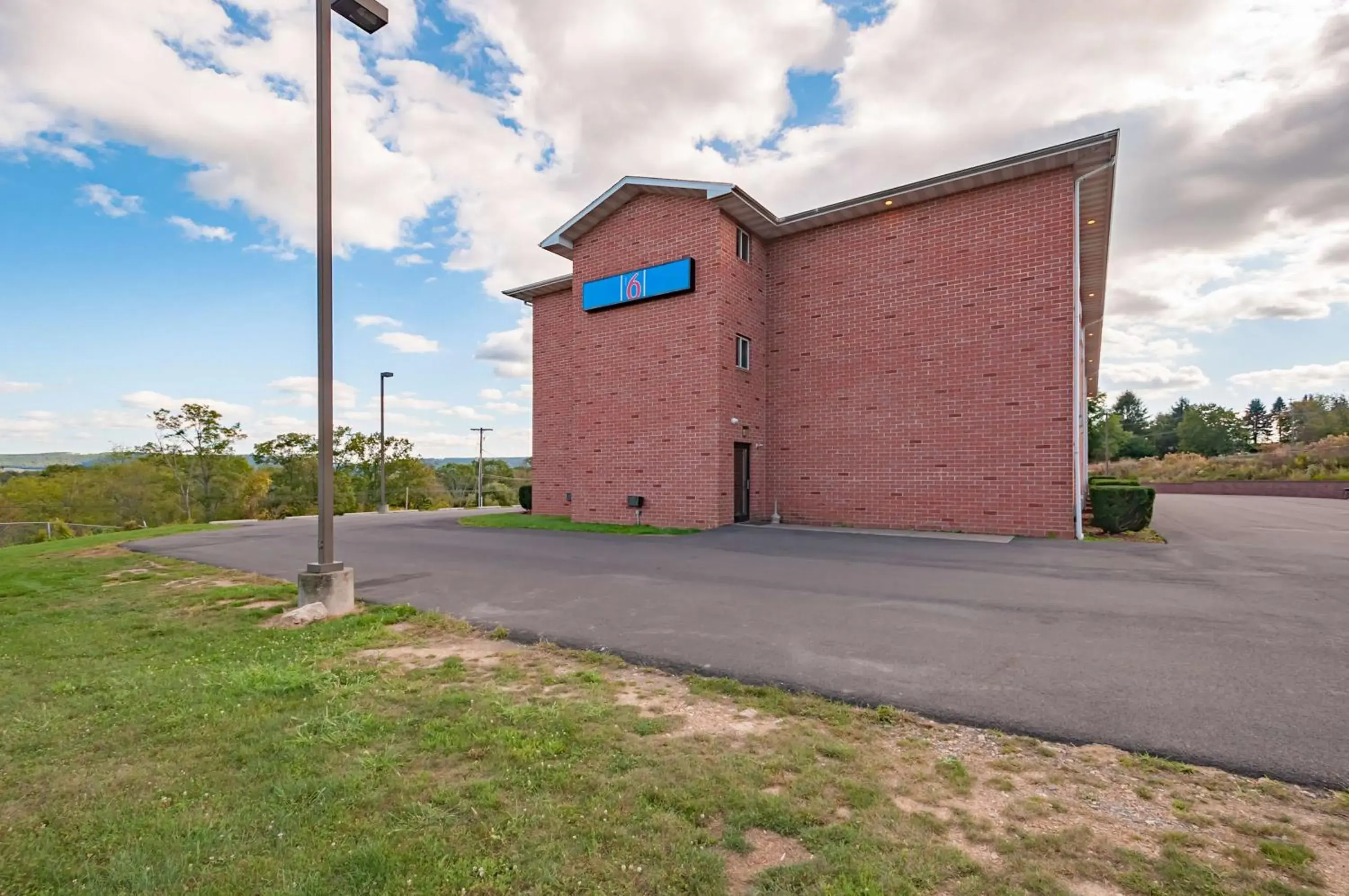 Property building in Motel 6-Drums Property building in Motel 6-Drums