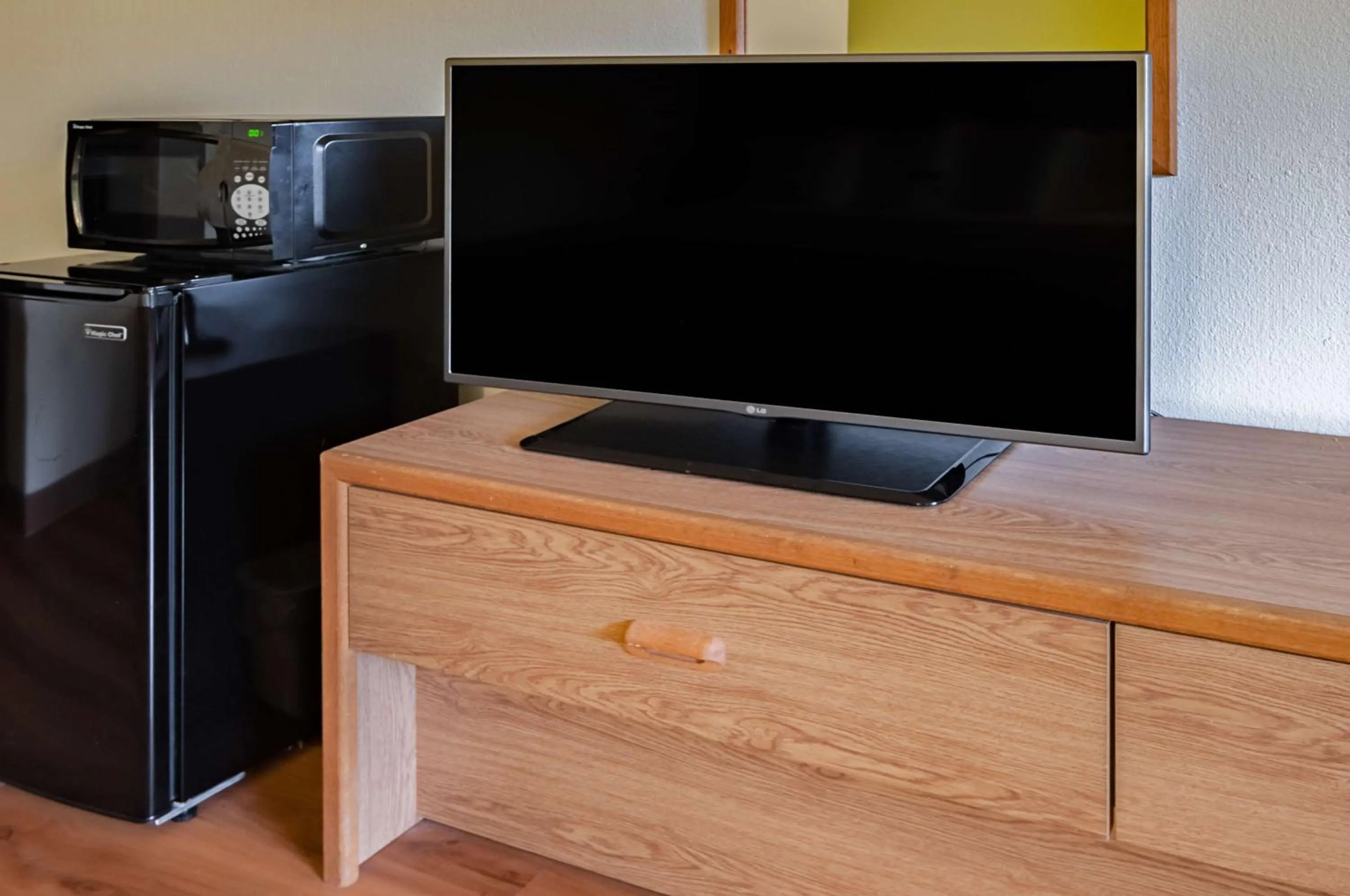 TV and multimedia in Motel 6-Drums