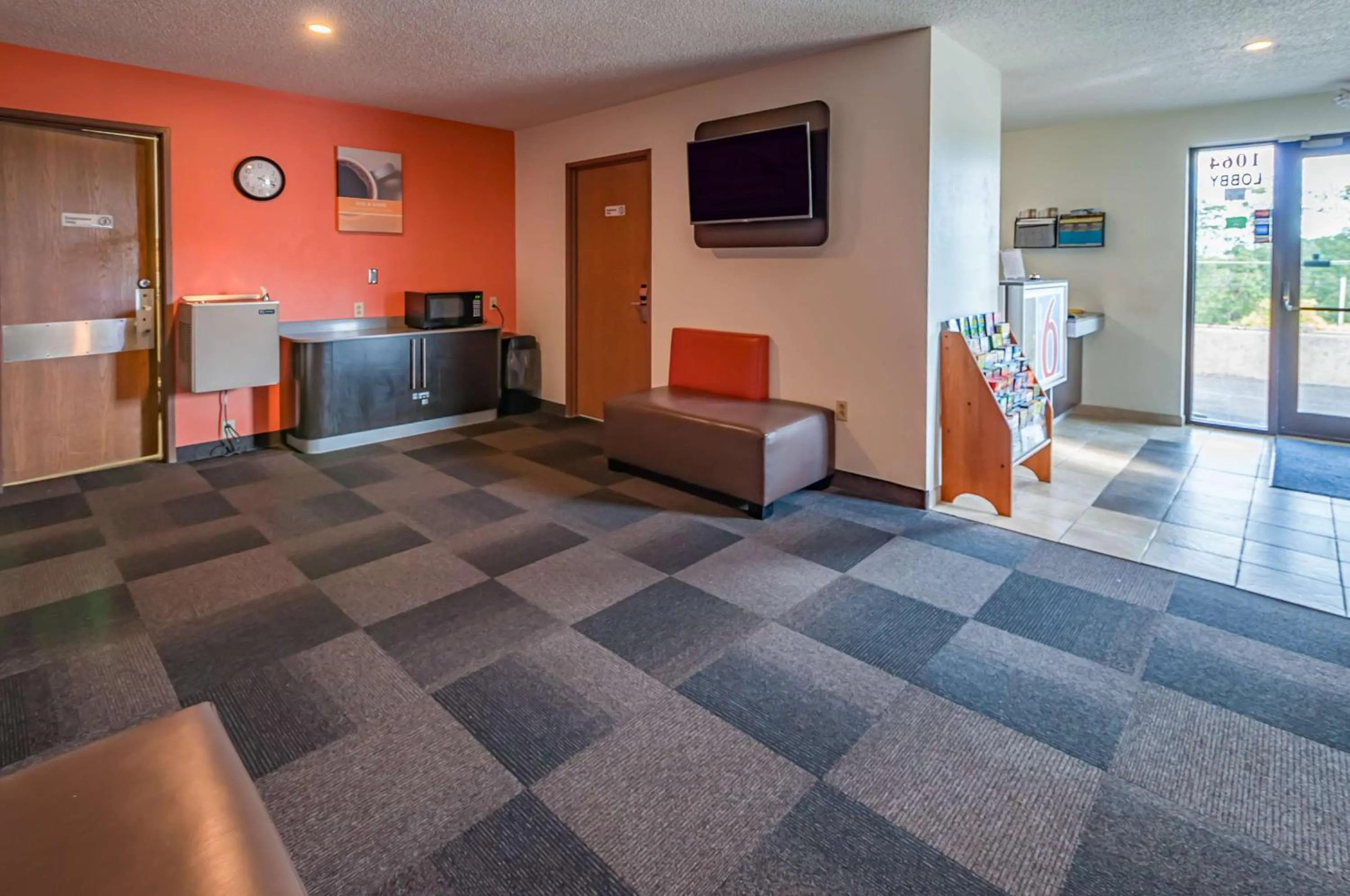 Communal lounge/ TV room in Motel 6-Drums