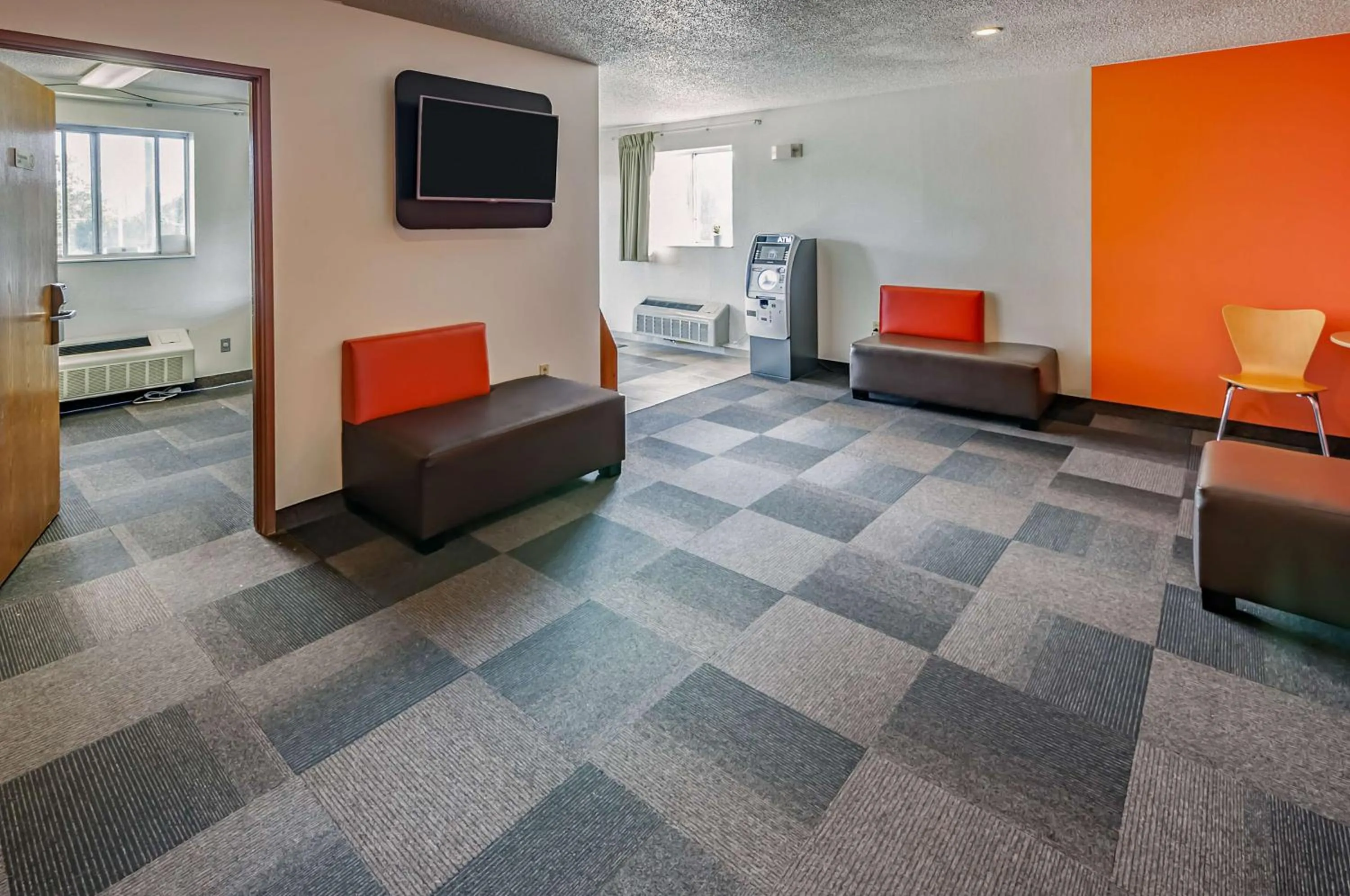 Communal lounge/ TV room in Motel 6-Drums