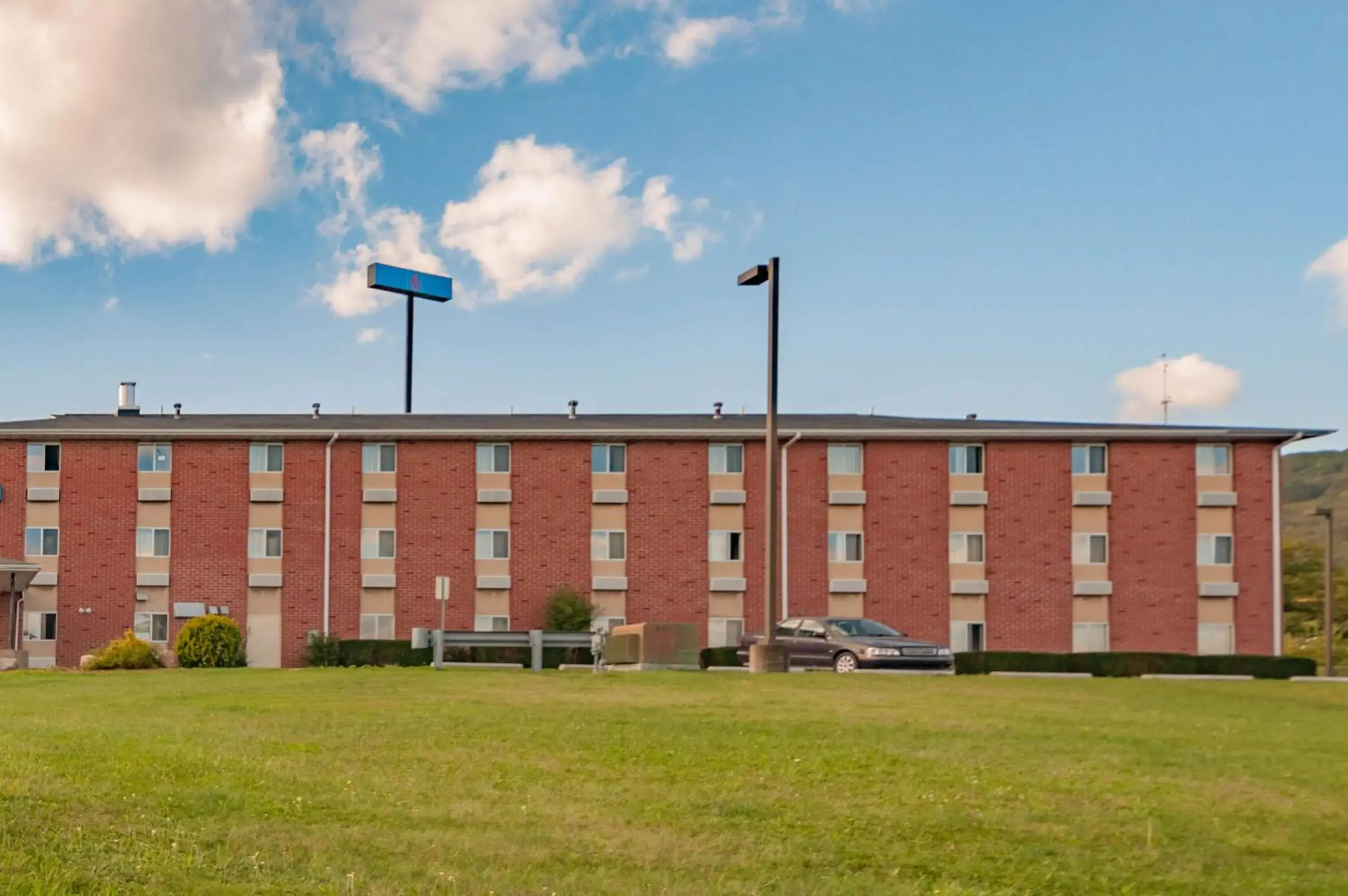 Property building in Motel 6-Drums Property building in Motel 6-Drums