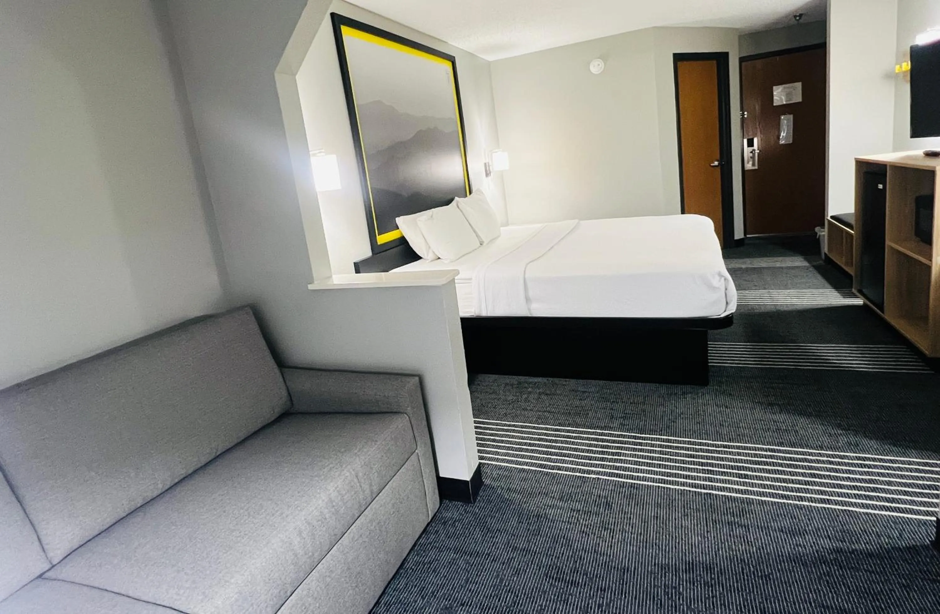 Bedroom, Bed in Super 8 by Wyndham Chattanooga East - Hamilton Place