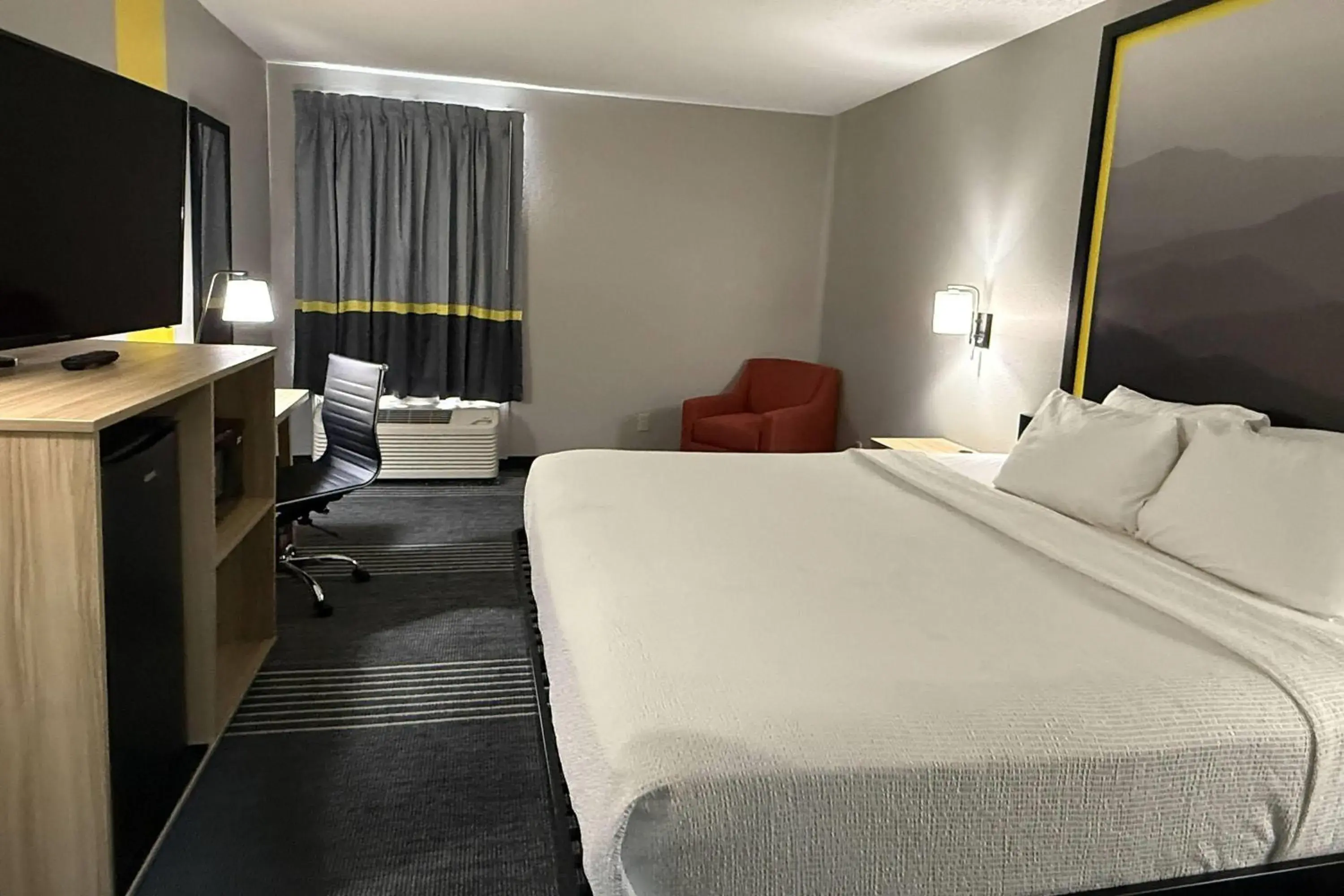 Photo of the whole room, Bed in Super 8 by Wyndham Chattanooga East - Hamilton Place Photo of the whole room, Bed in Super 8 by Wyndham Chattanooga East - Hamilton Place