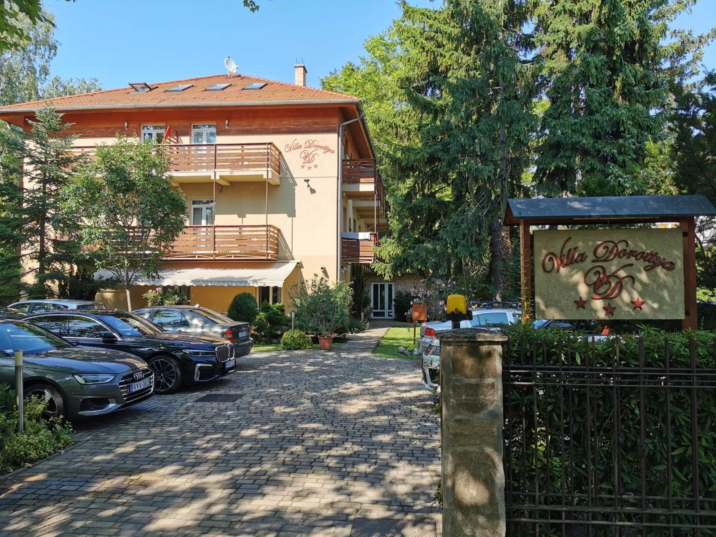 Facade/entrance in Villa Dorottya