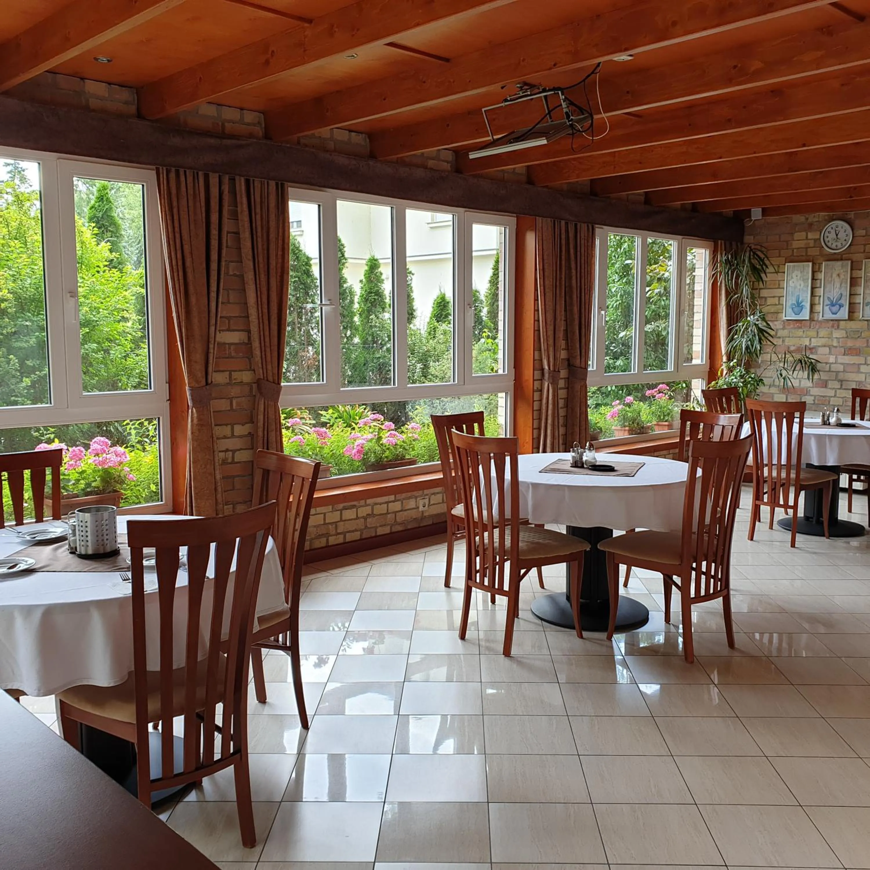 Restaurant/places to eat in Villa Dorottya