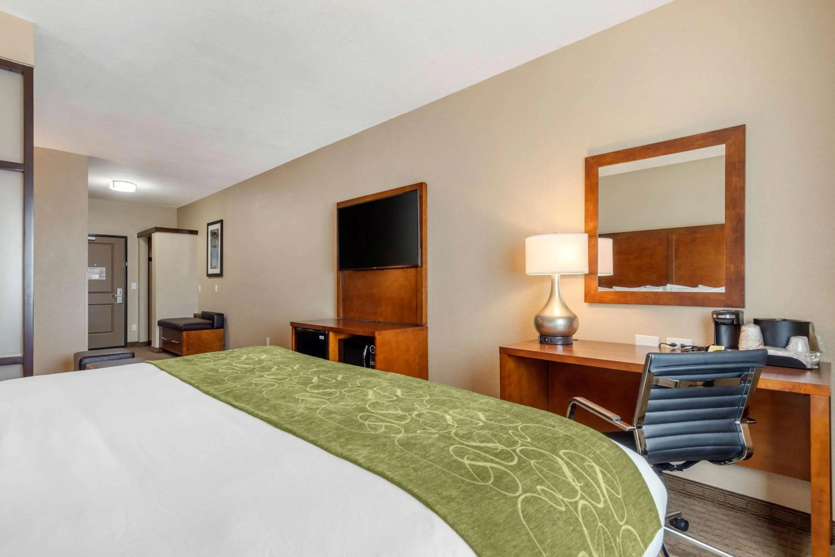 Coffee/tea facilities, Bed in Comfort Suites San Antonio Airport North