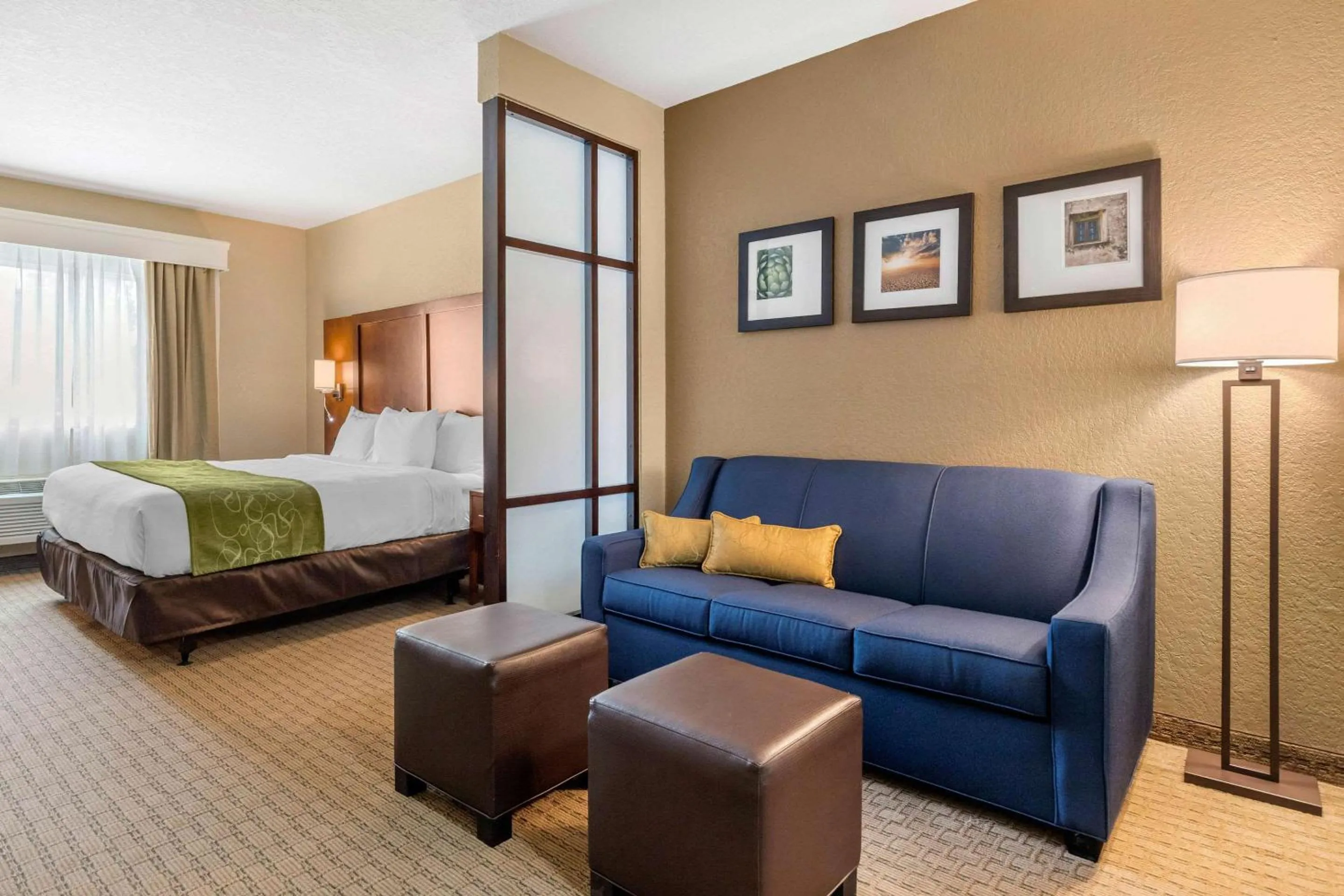Seating area, Bed in Comfort Suites San Antonio Airport North