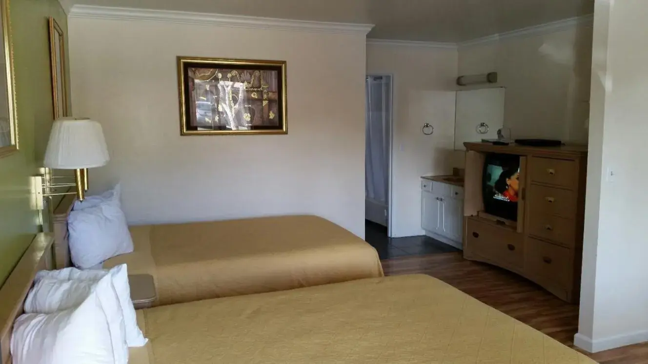 Bedroom, Bed in Kelseyville Motel Bedroom, Bed in Kelseyville Motel