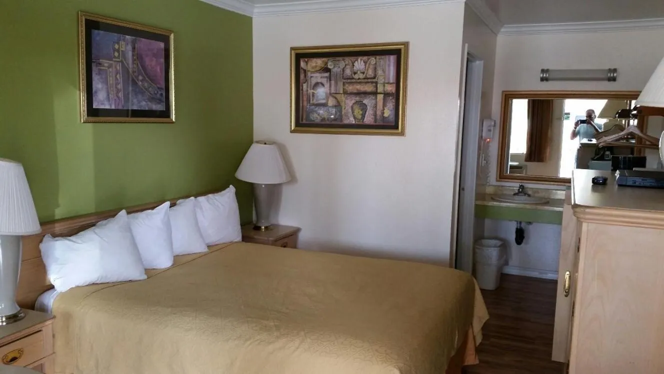 Bedroom, Bed in Kelseyville Motel