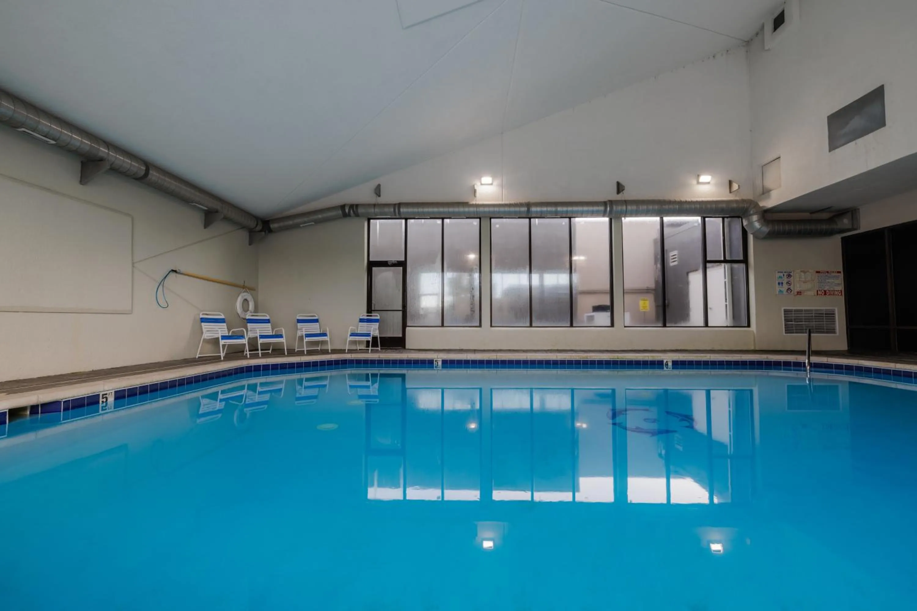 Swimming pool in La Quinta Inn & Suites by Wyndham Fort Collins, Colorado