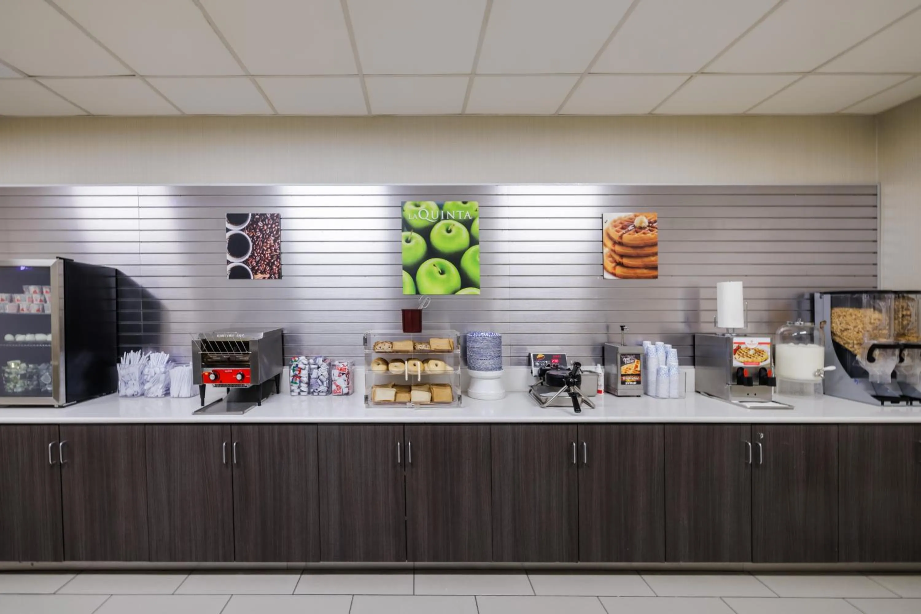 Breakfast in La Quinta Inn & Suites by Wyndham Fort Collins, Colorado