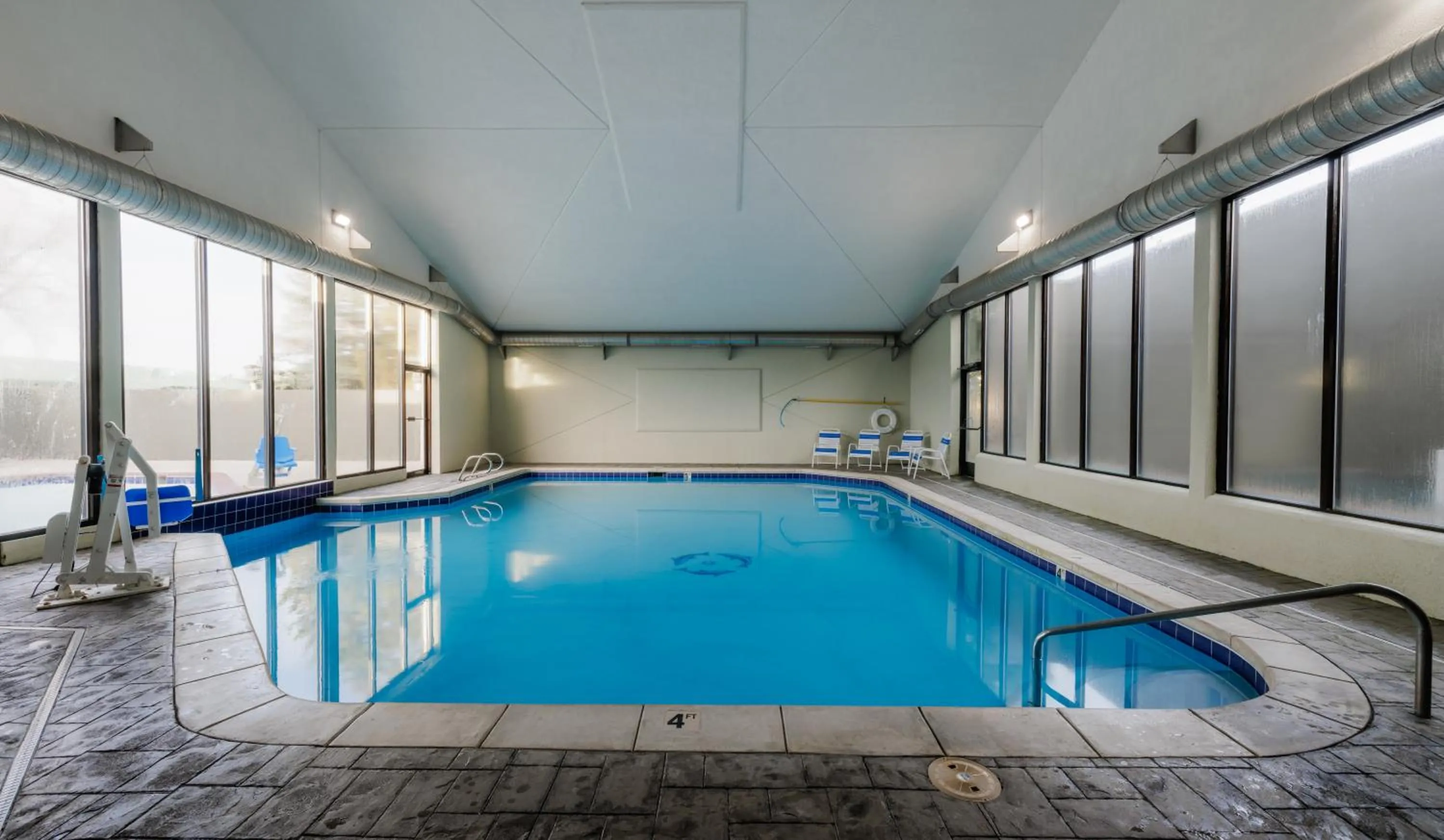 Swimming pool in La Quinta Inn & Suites by Wyndham Fort Collins, Colorado