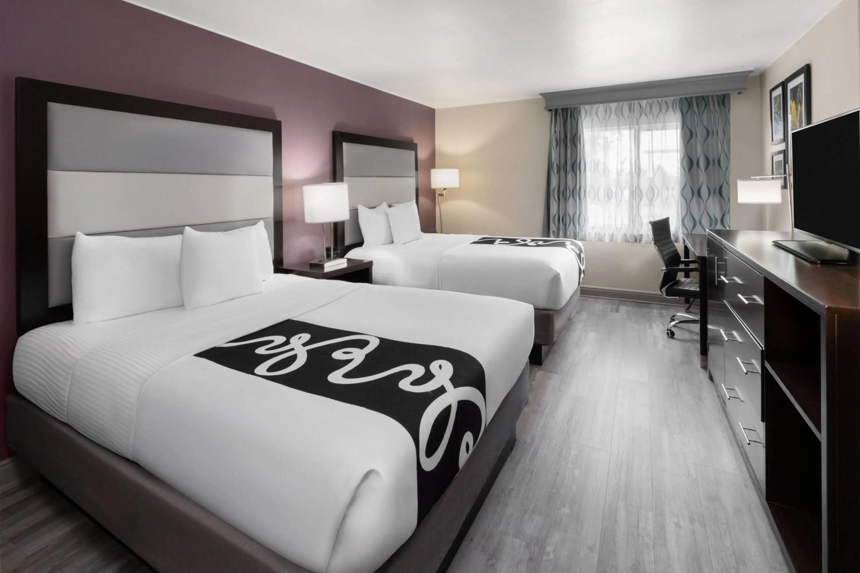 Photo of the whole room, Bed in La Quinta Inn & Suites by Wyndham Fort Collins, Colorado