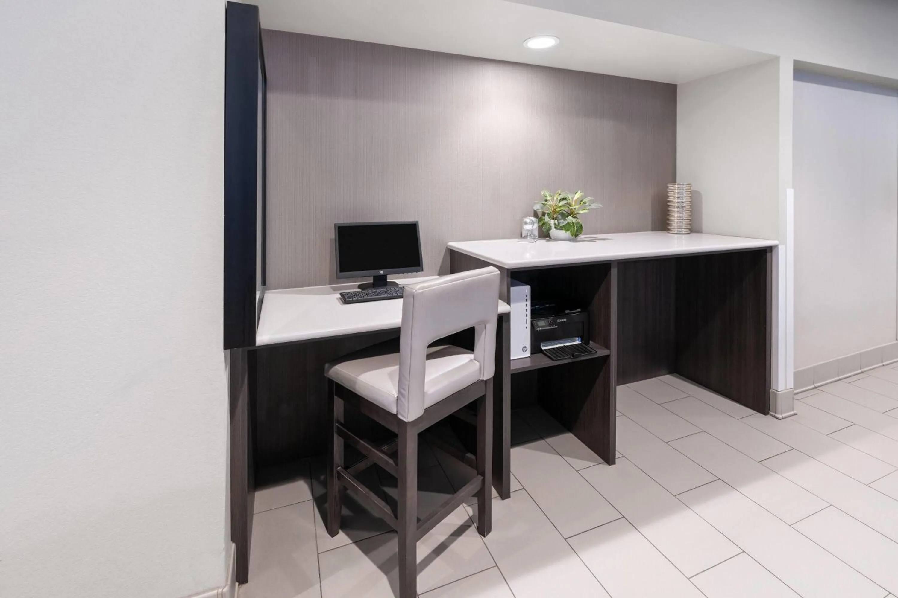 Business facilities in La Quinta Inn & Suites by Wyndham Fort Collins, Colorado